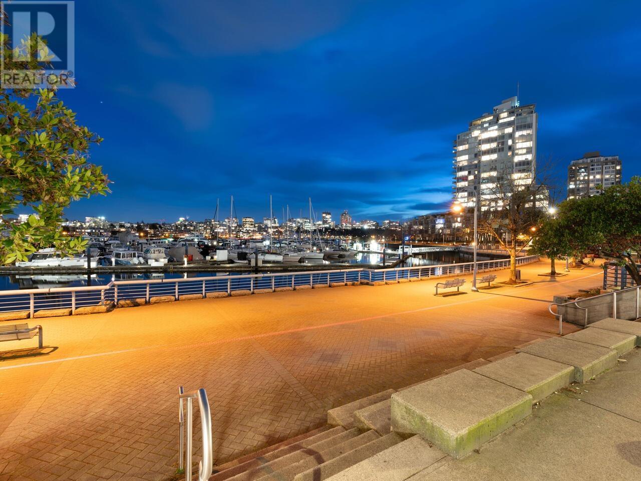 Listing Picture 3 of 25 : 2008 198 AQUARIUS MEWS, Vancouver / 溫哥華 - 魯藝地產 Yvonne Lu Group - MLS Medallion Club Member