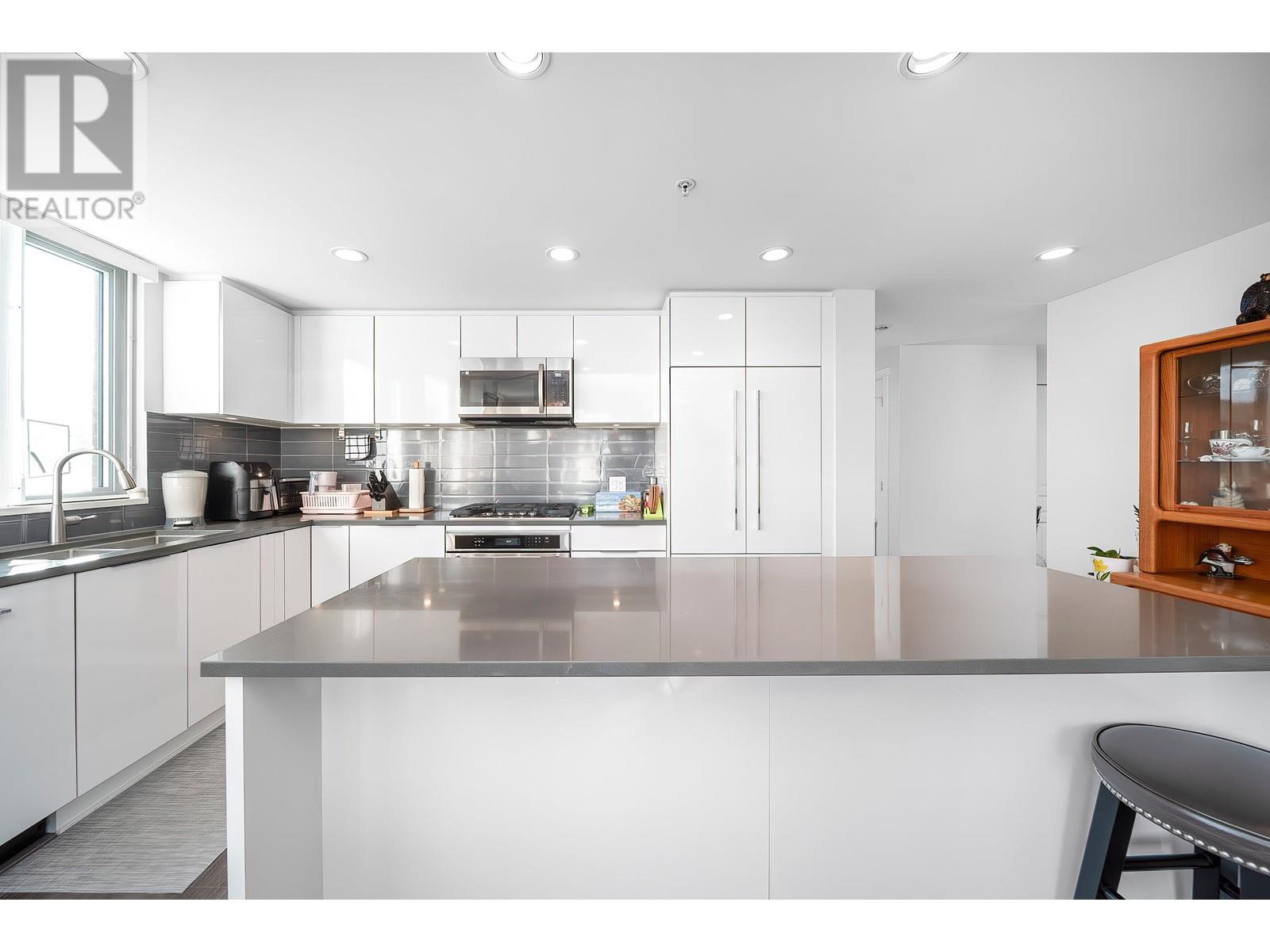 307 3100 Windsor Gate, Coquitlam, British Columbia  V3B 0P3 - Photo 5 - R2974927