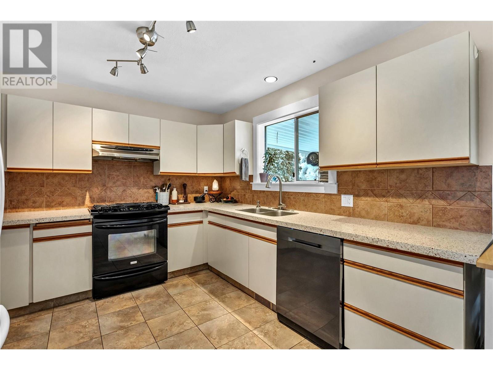 7990 Victoria Road S, Summerland, British Columbia  V0H 1Z2 - Photo 8 - 10336768