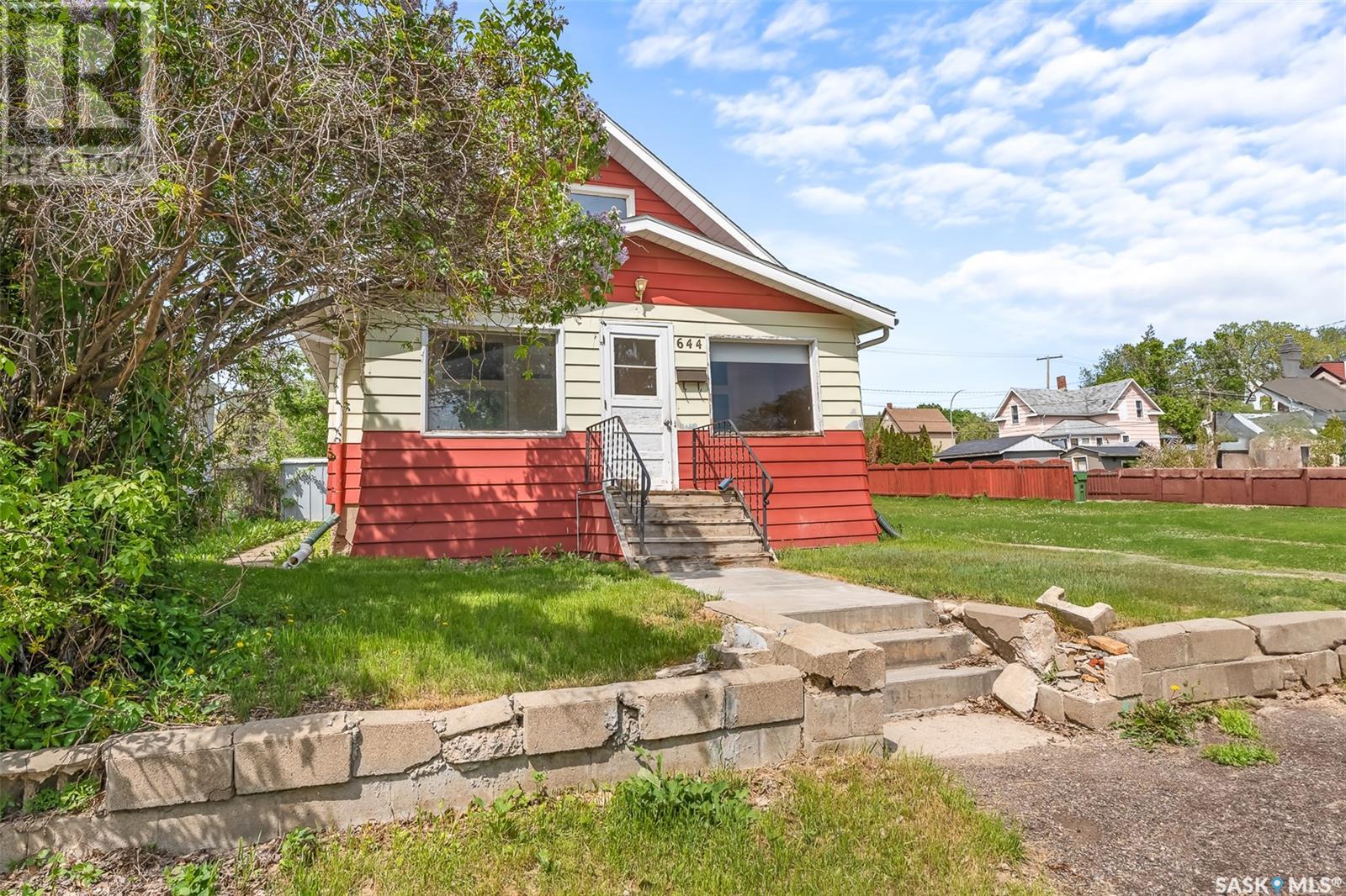 644 Hochelaga Street W, Moose Jaw, Saskatchewan  S6H 2H4 - Photo 2 - SK998361