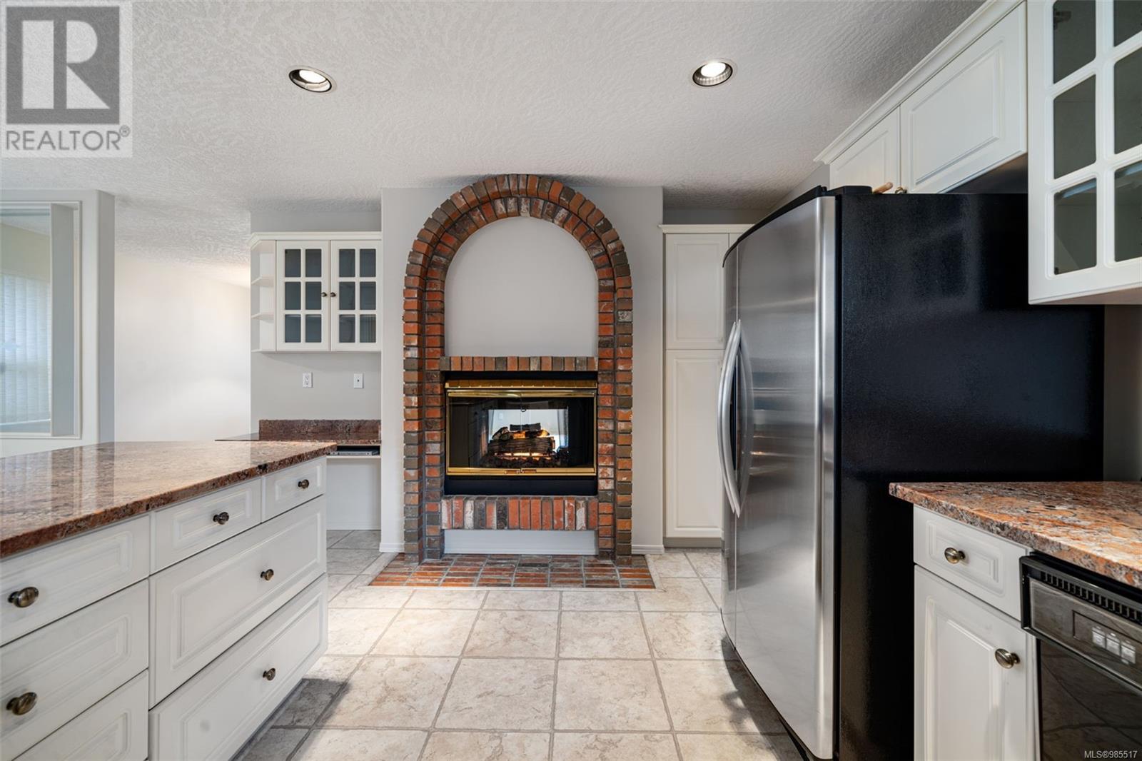 Property at 3441 Arbutus Dr S image 3
