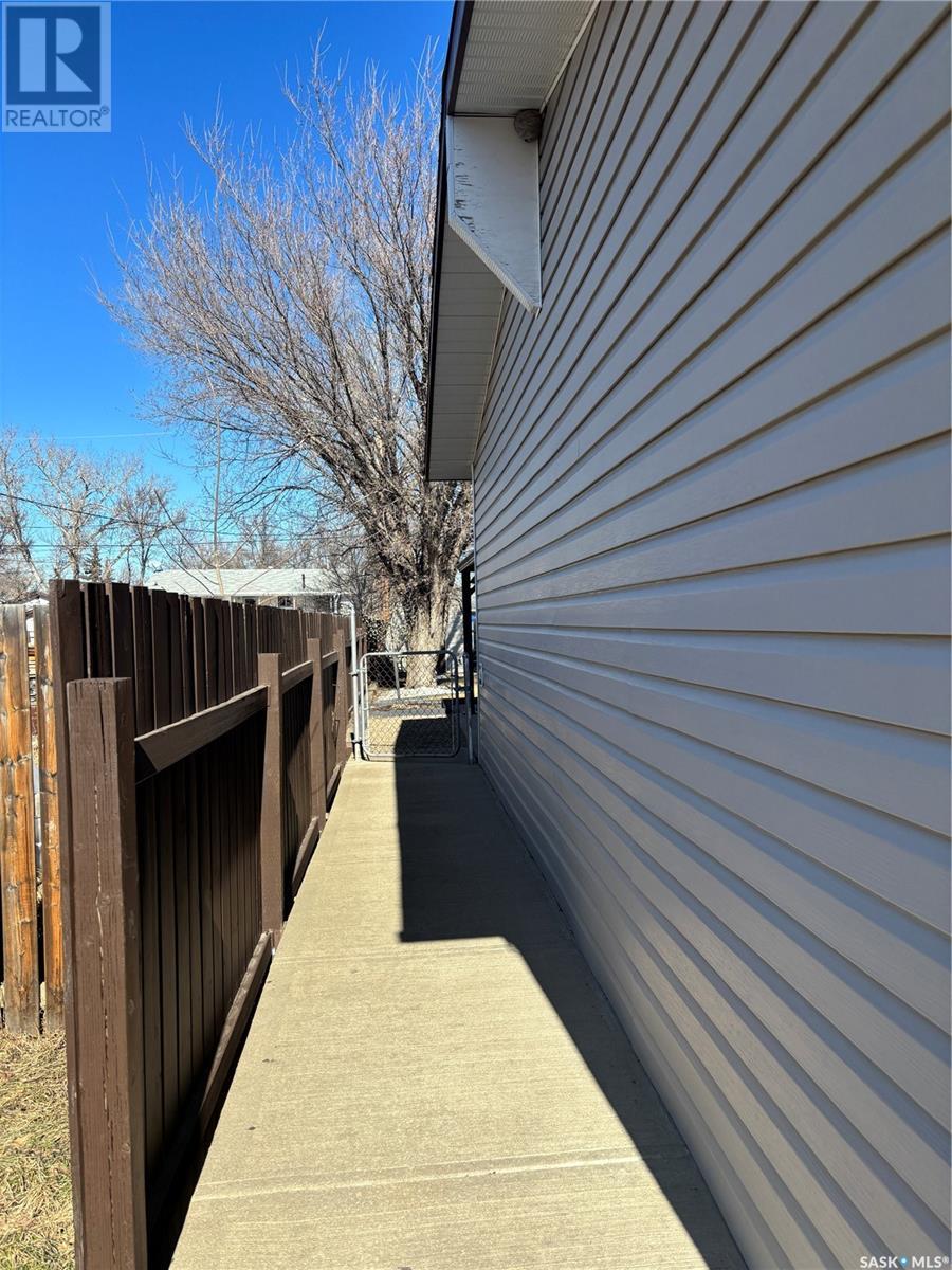 408 Parsons Avenue, Maple Creek, Saskatchewan  S0N 1N0 - Photo 3 - SK996963