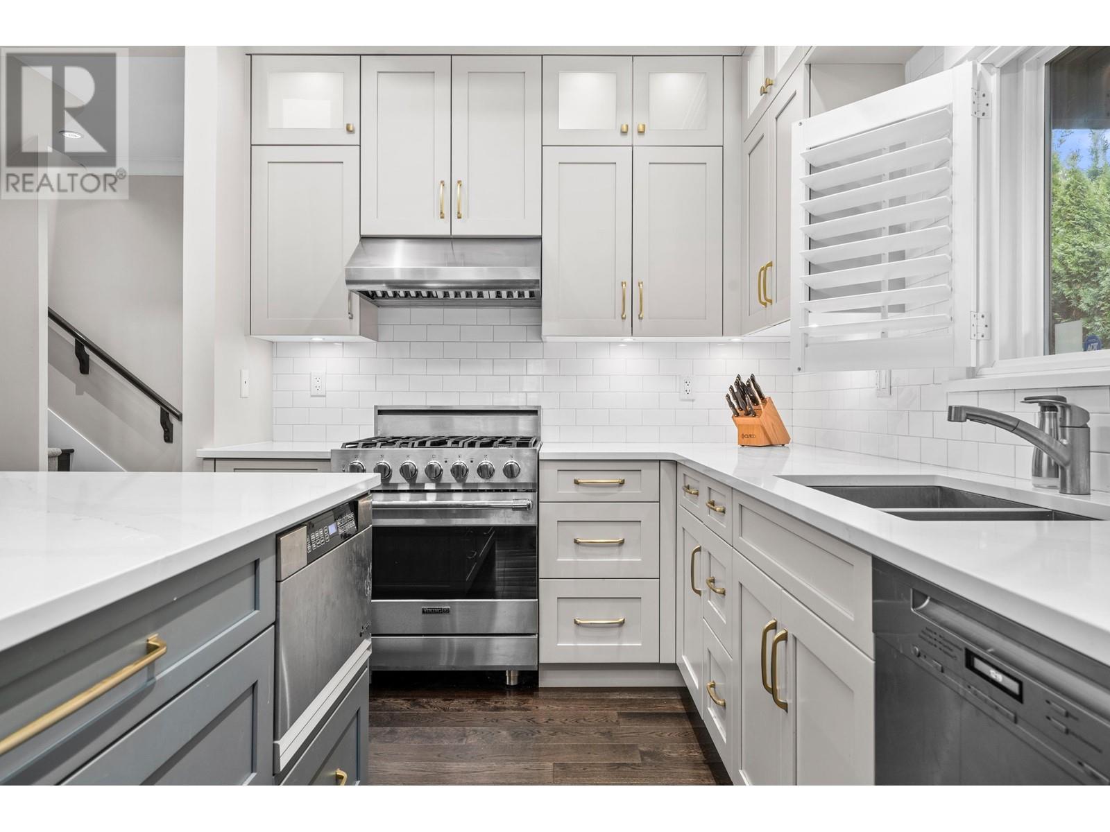 415 W 16th Street, North Vancouver, British Columbia  V7M 1V1 - Photo 13 - R2975095
