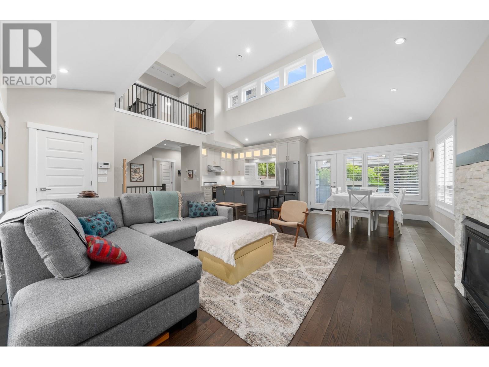 Property at 415 W 16TH STREET image 3