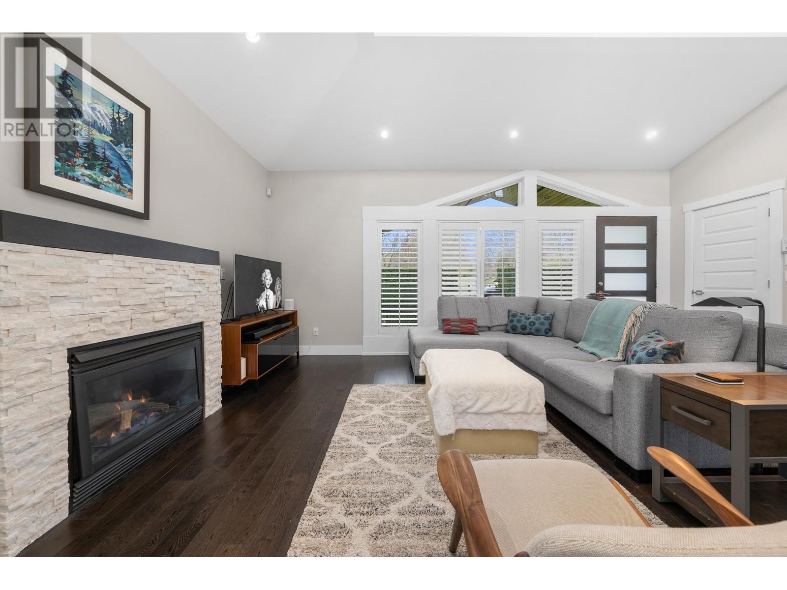 Property at 415 W 16TH STREET image 4