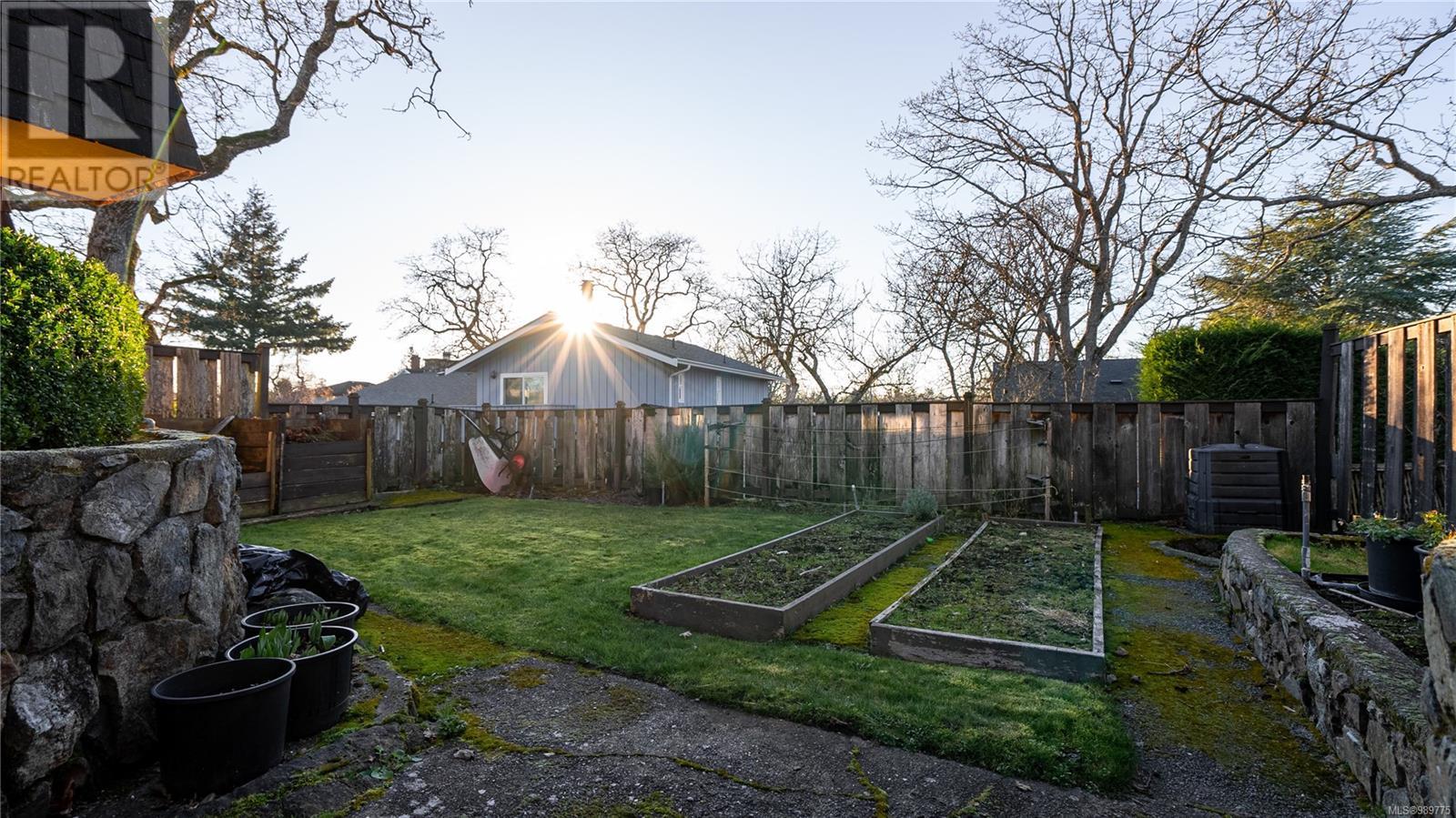 1616 Barksdale Dr, Saanich, British Columbia  V8N 4Z8 - Photo 36 - 989775