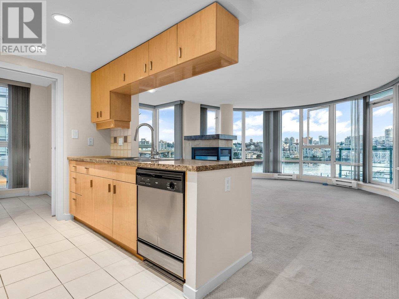 Listing Picture 16 of 37 : 702 1067 MARINASIDE CRESCENT, Vancouver / 溫哥華 - 魯藝地產 Yvonne Lu Group - MLS Medallion Club Member