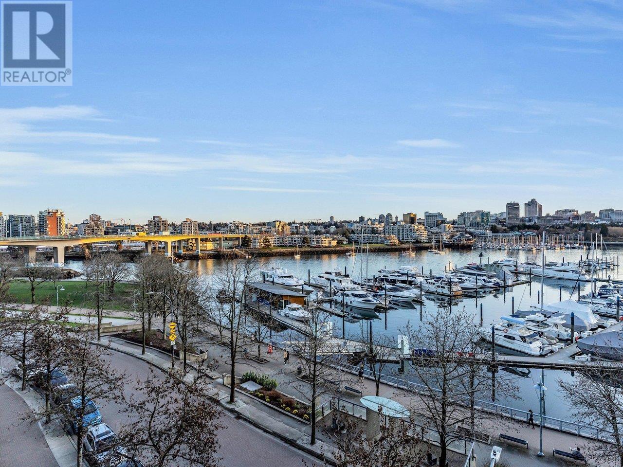 Listing Picture 4 of 37 : 702 1067 MARINASIDE CRESCENT, Vancouver / 溫哥華 - 魯藝地產 Yvonne Lu Group - MLS Medallion Club Member