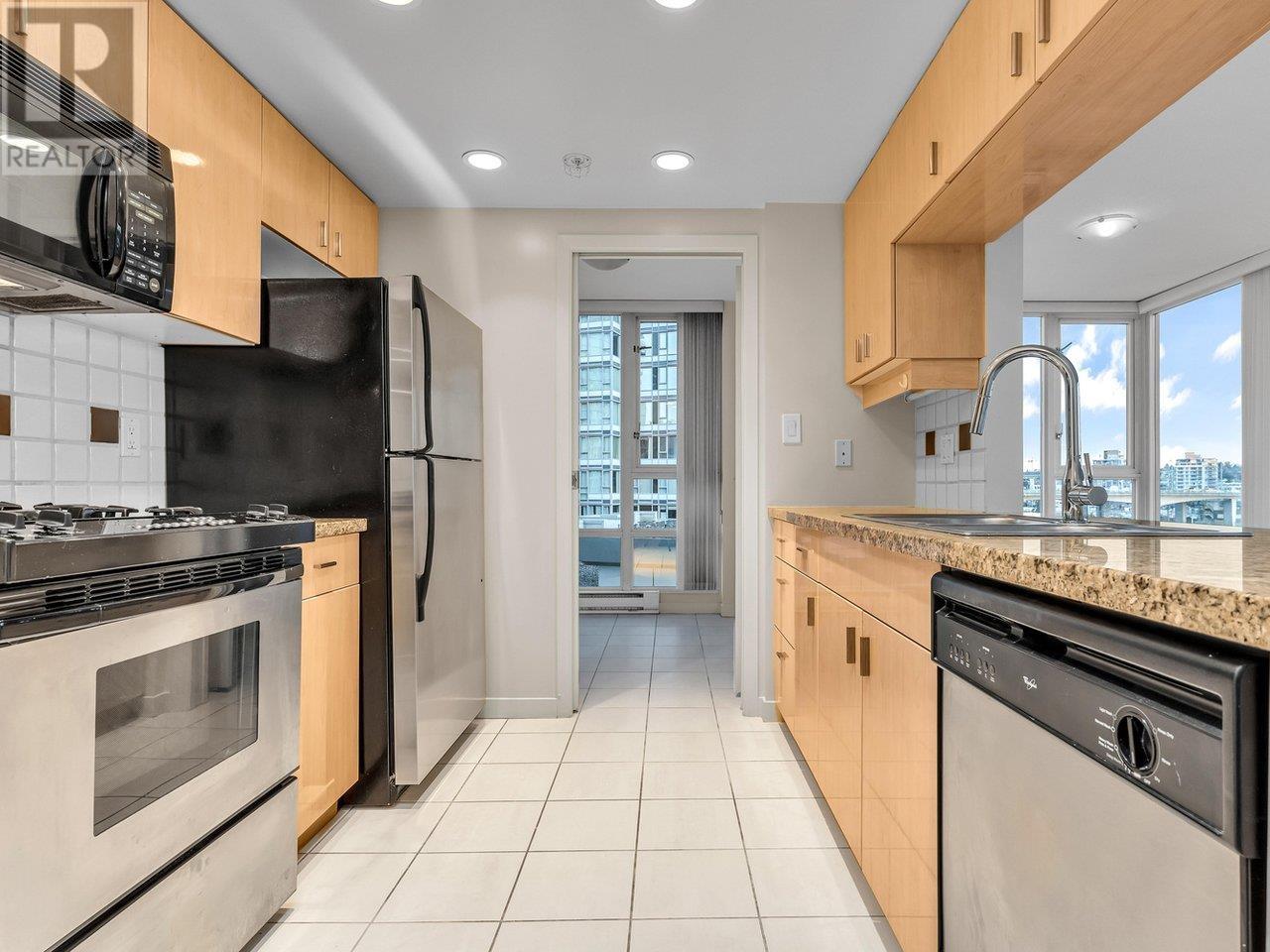 Listing Picture 15 of 37 : 702 1067 MARINASIDE CRESCENT, Vancouver / 溫哥華 - 魯藝地產 Yvonne Lu Group - MLS Medallion Club Member