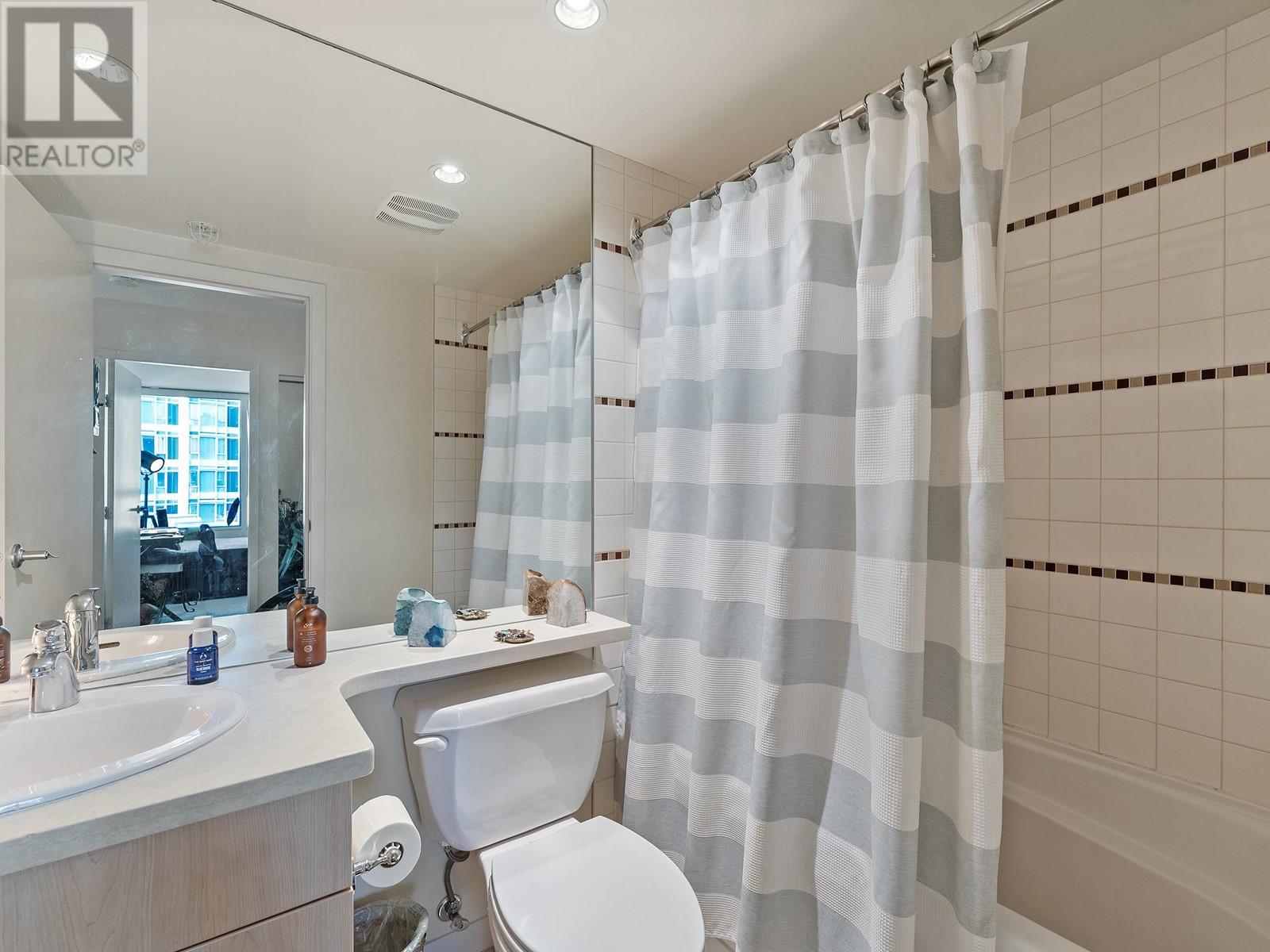 Listing Picture 28 of 37 : 702 1067 MARINASIDE CRESCENT, Vancouver / 溫哥華 - 魯藝地產 Yvonne Lu Group - MLS Medallion Club Member