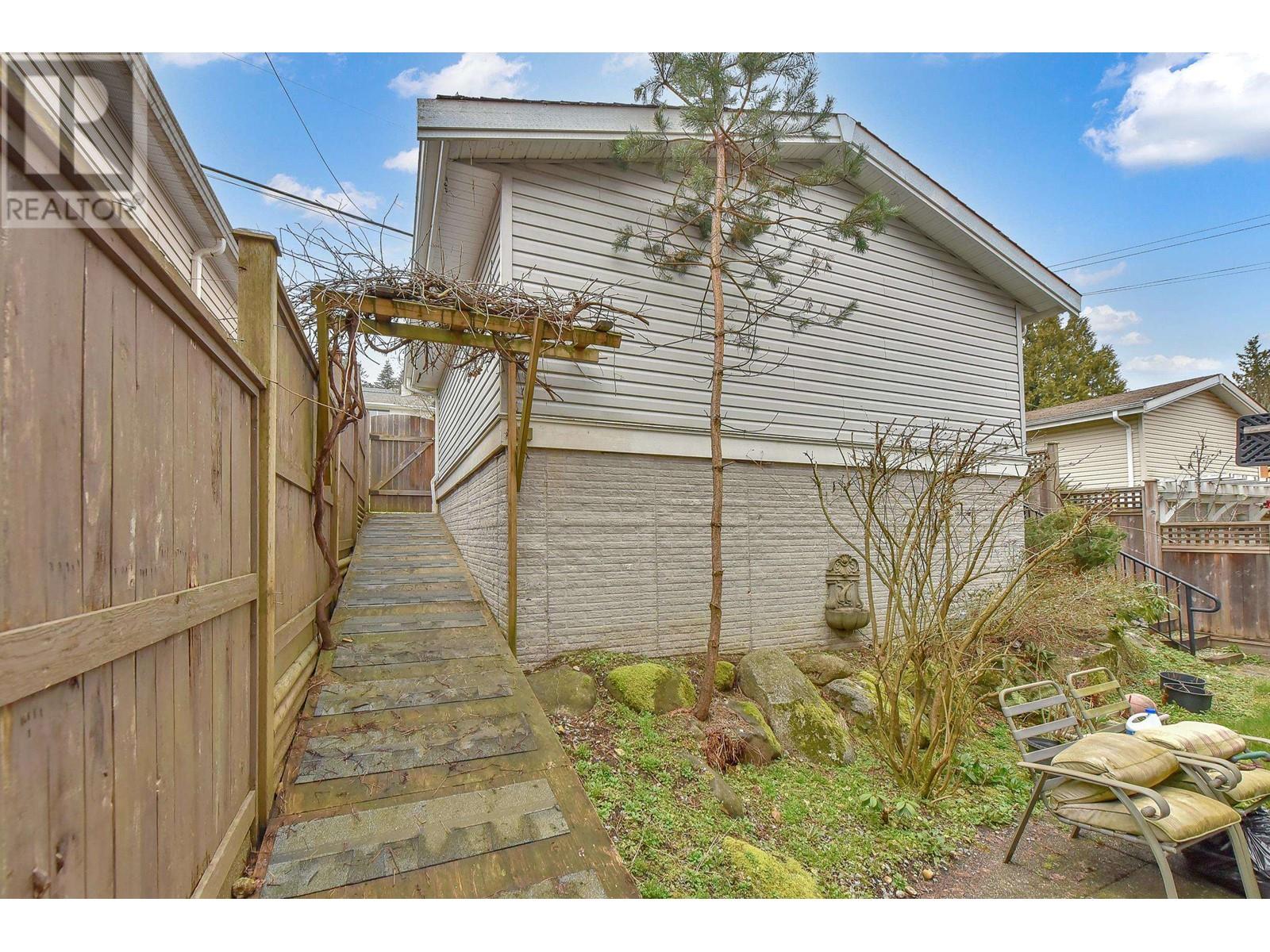 1864 Pitt River Road, Port Coquitlam, British Columbia  V6B 6H4 - Photo 15 - R2974713