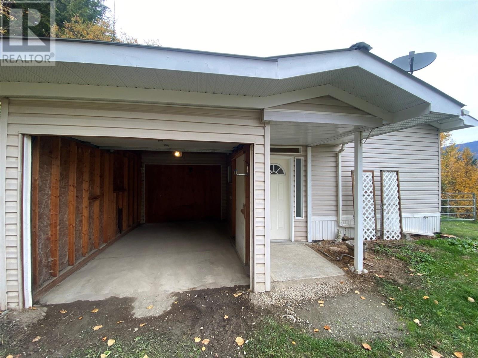 655 Caouette Road, Sorrento, British Columbia  V0E 2W1 - Photo 5 - 10337316