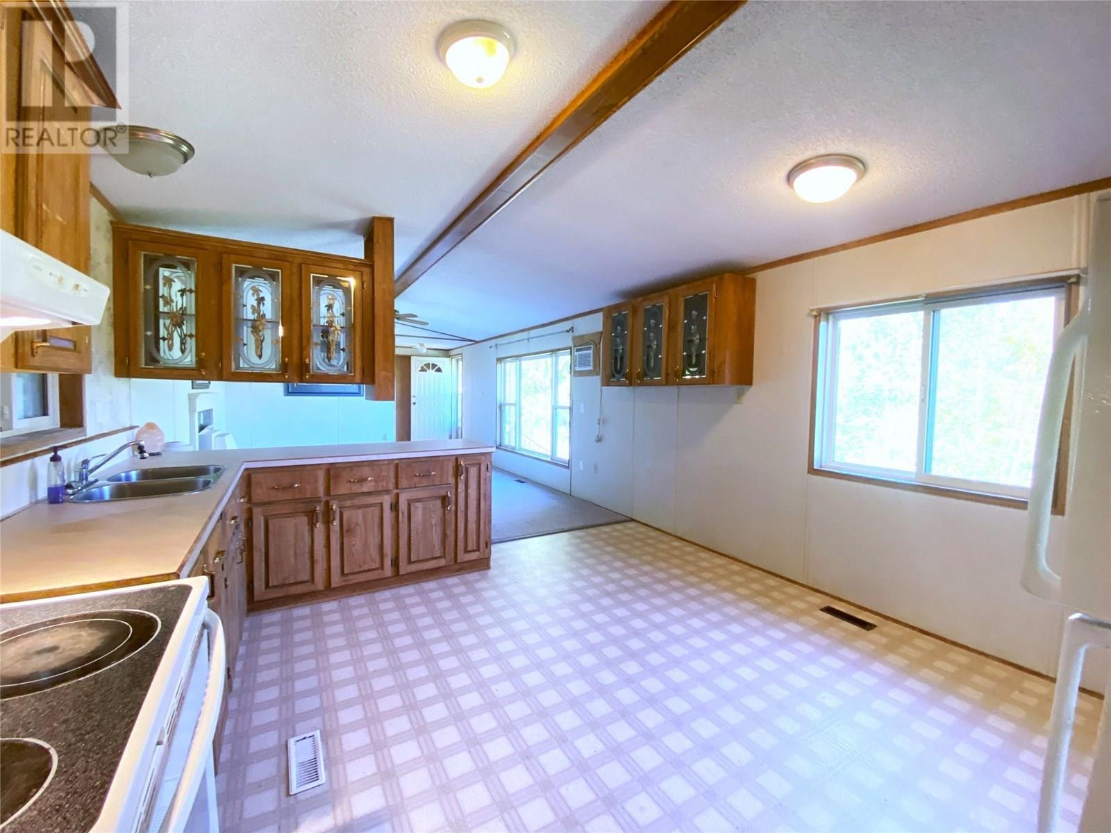 655 Caouette Road, Sorrento, British Columbia  V0E 2W1 - Photo 8 - 10337316