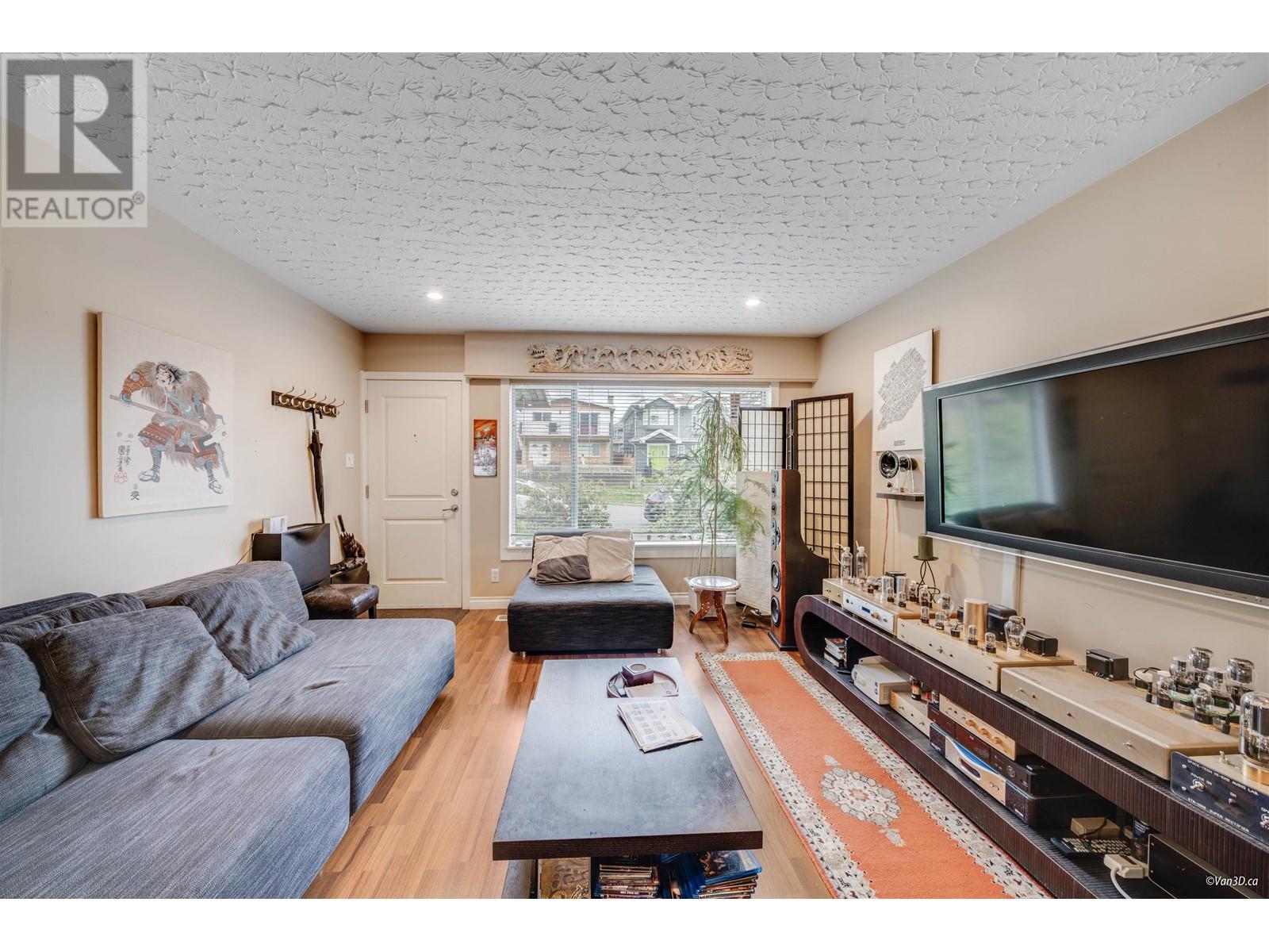 Listing Picture 7 of 33 : 3046 E 6TH AVENUE, Vancouver / 溫哥華 - 魯藝地產 Yvonne Lu Group - MLS Medallion Club Member