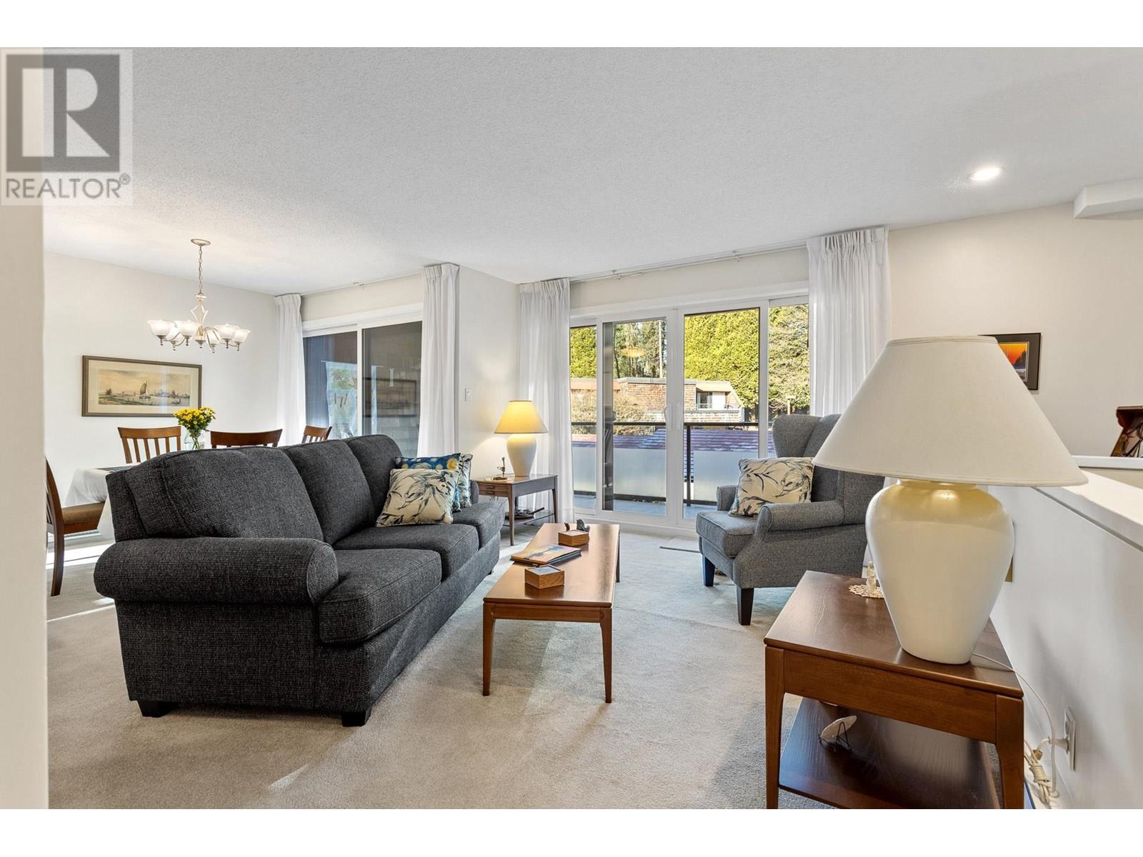 Listing Picture 3 of 18 : 4181 BRIDGEWATER CRESCENT, Burnaby / 本拿比 - 魯藝地產 Yvonne Lu Group - MLS Medallion Club Member