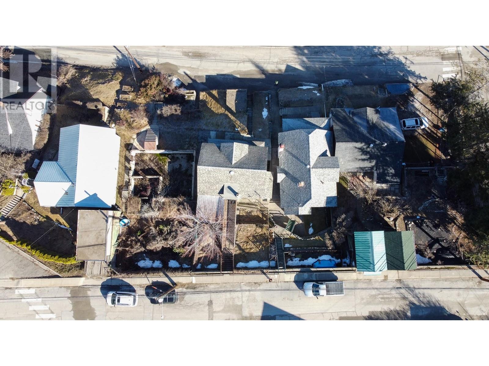 Property at 1860 OAK Street image 3