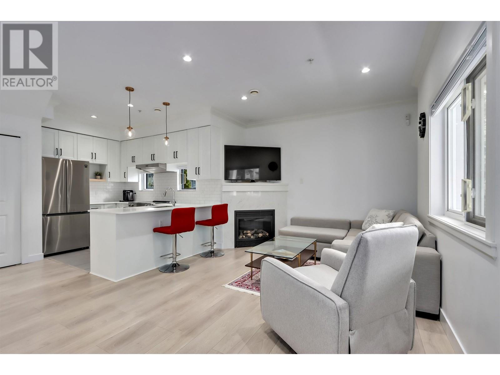 Listing Picture 4 of 22 : 4132 COMMERCIAL STREET, Vancouver / 溫哥華 - 魯藝地產 Yvonne Lu Group - MLS Medallion Club Member