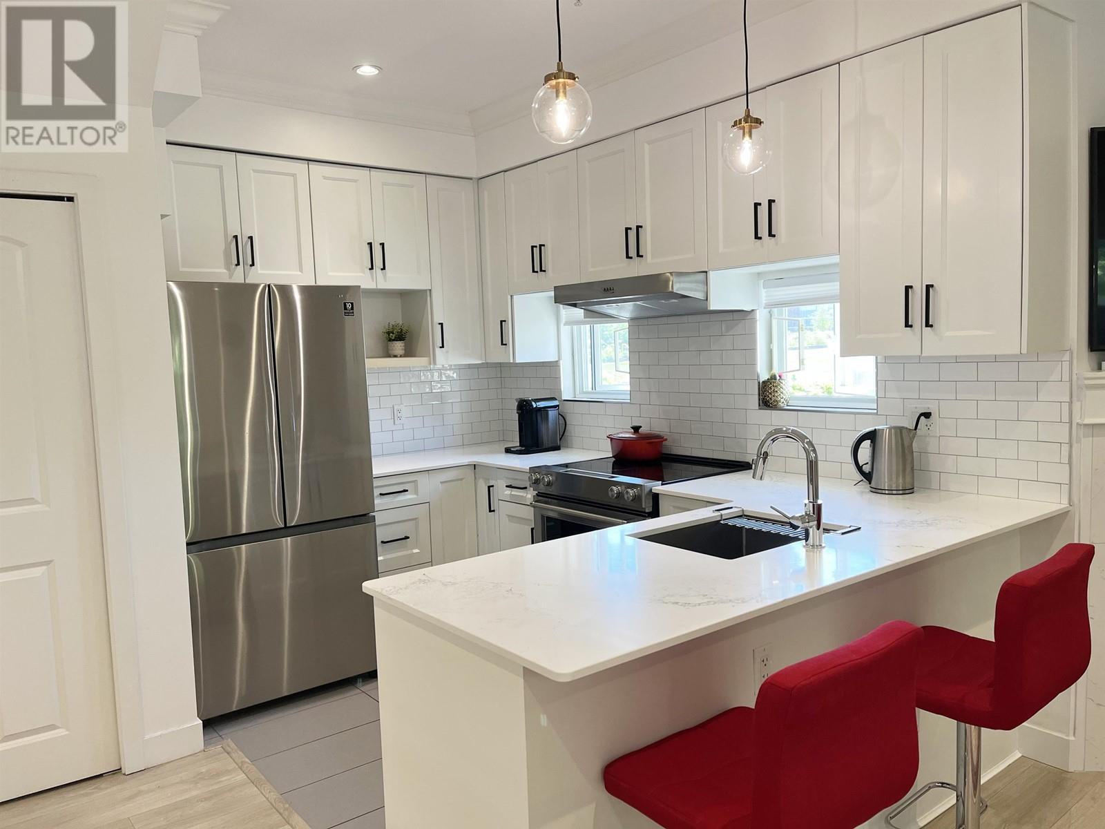 Listing Picture 7 of 22 : 4132 COMMERCIAL STREET, Vancouver / 溫哥華 - 魯藝地產 Yvonne Lu Group - MLS Medallion Club Member