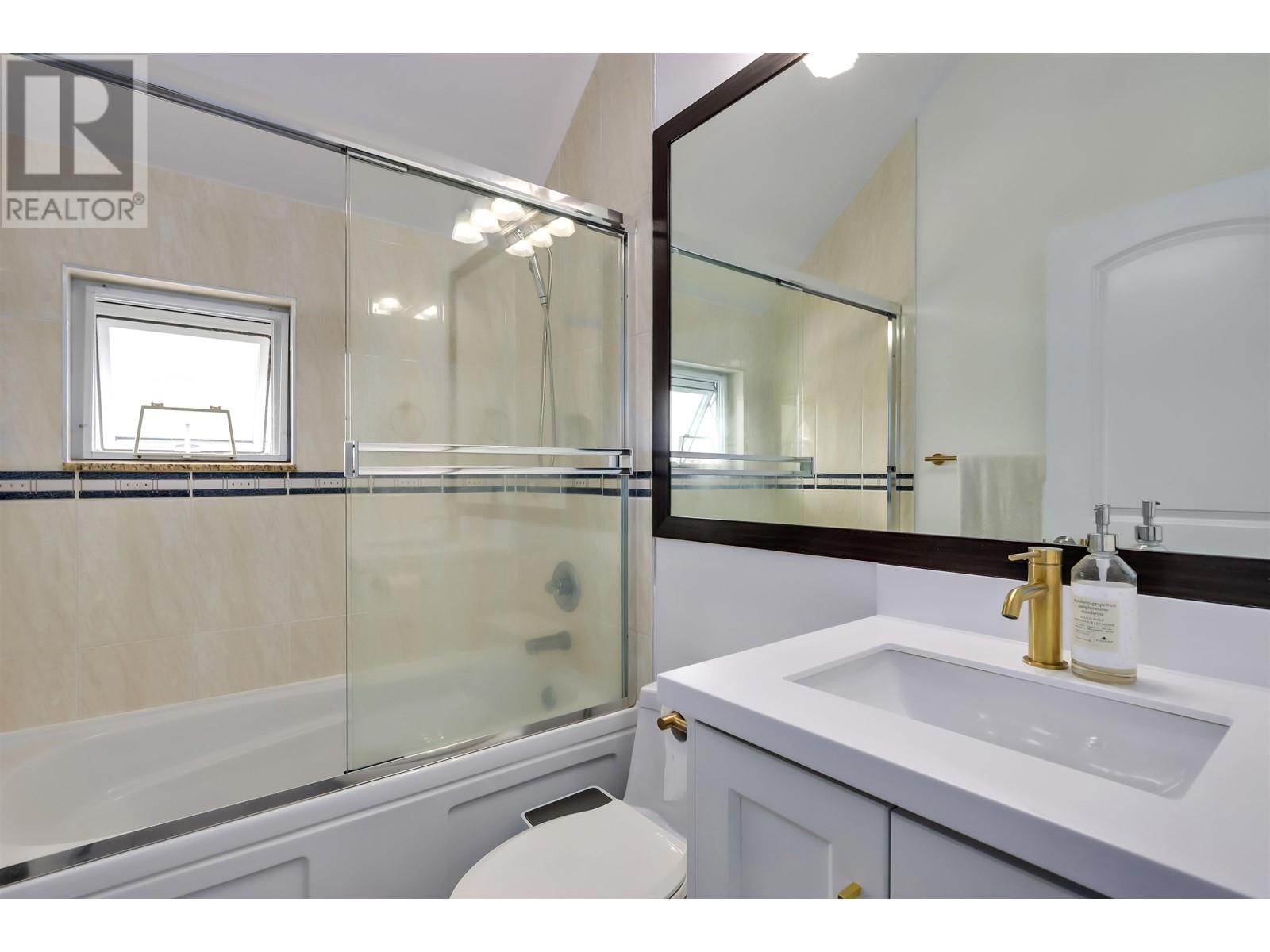 Listing Picture 16 of 22 : 4132 COMMERCIAL STREET, Vancouver / 溫哥華 - 魯藝地產 Yvonne Lu Group - MLS Medallion Club Member