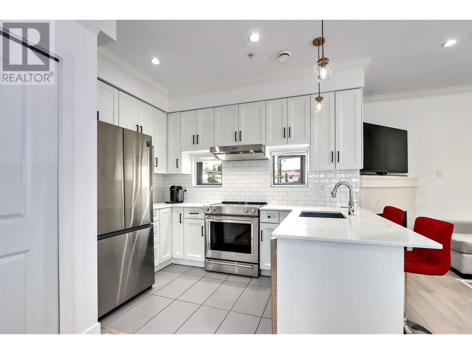 Listing Picture 2 of 22 : 4132 COMMERCIAL STREET, Vancouver / 溫哥華 - 魯藝地產 Yvonne Lu Group - MLS Medallion Club Member