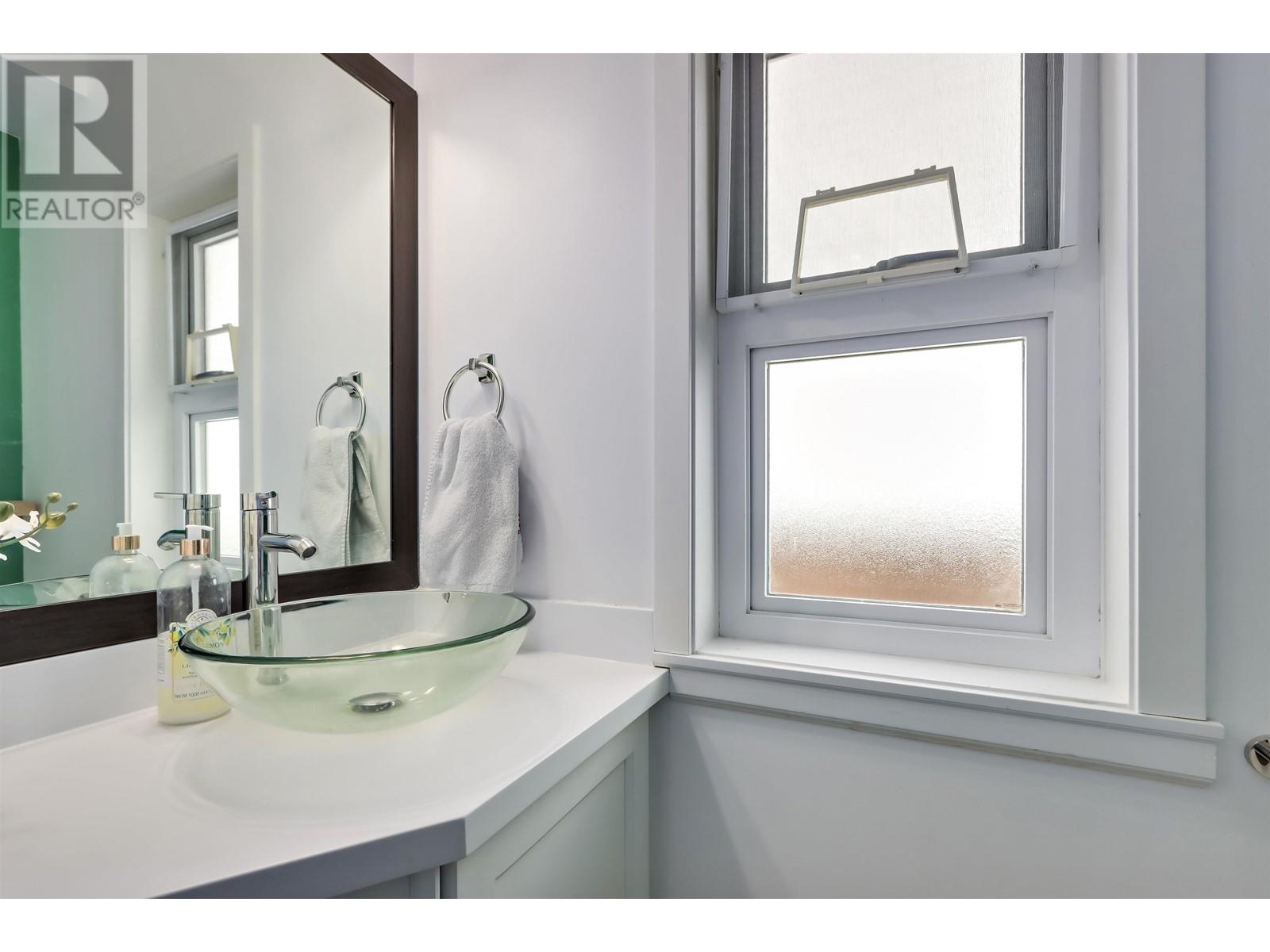 Listing Picture 17 of 22 : 4132 COMMERCIAL STREET, Vancouver / 溫哥華 - 魯藝地產 Yvonne Lu Group - MLS Medallion Club Member