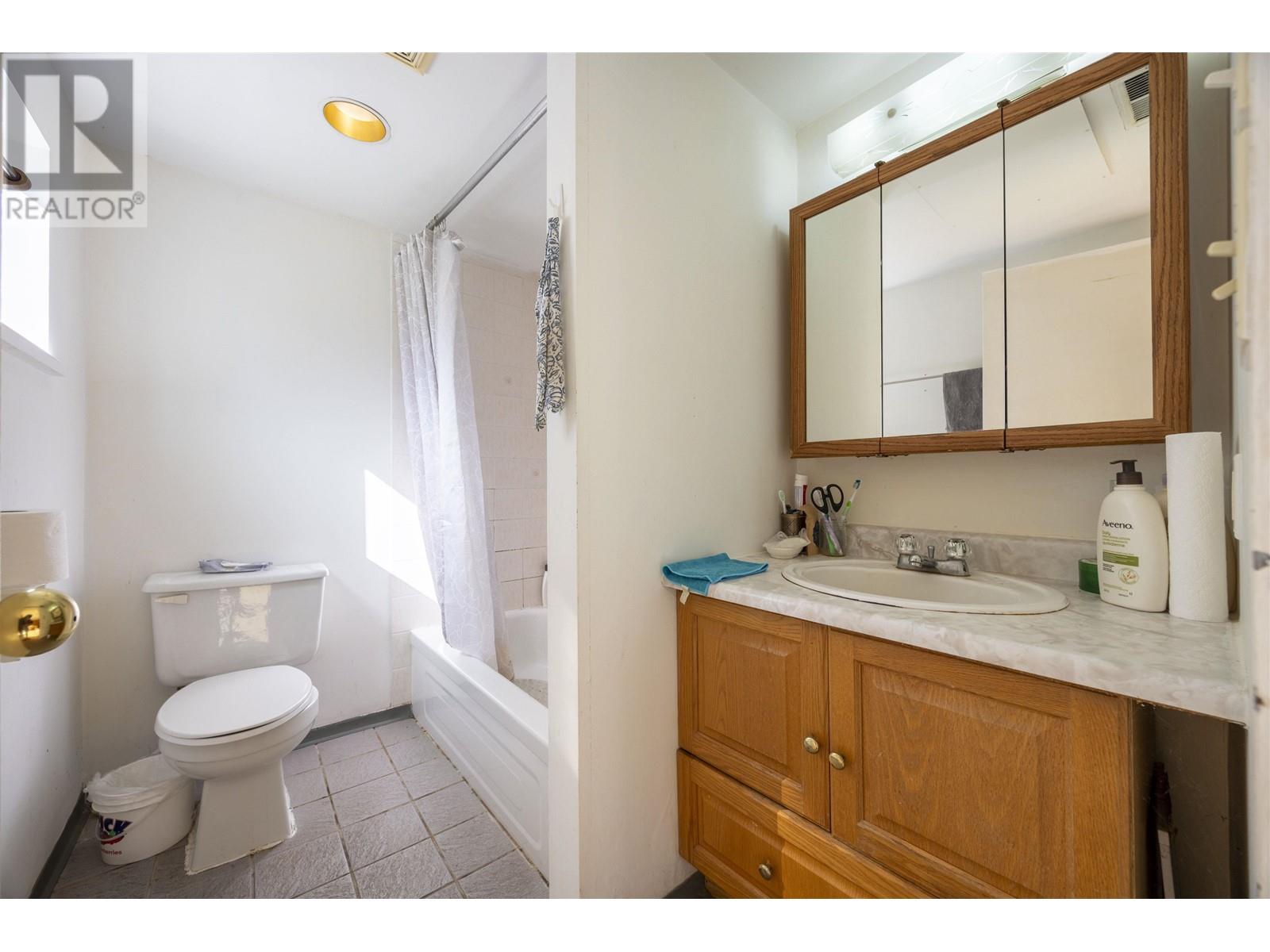 Listing Picture 5 of 26 : 9511 PINEWELL CRESCENT, Richmond / 烈治文 - 魯藝地產 Yvonne Lu Group - MLS Medallion Club Member