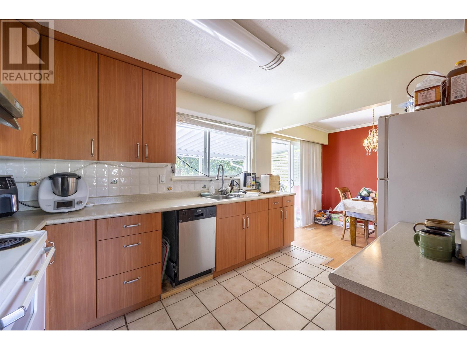 Listing Picture 12 of 26 : 9511 PINEWELL CRESCENT, Richmond / 烈治文 - 魯藝地產 Yvonne Lu Group - MLS Medallion Club Member