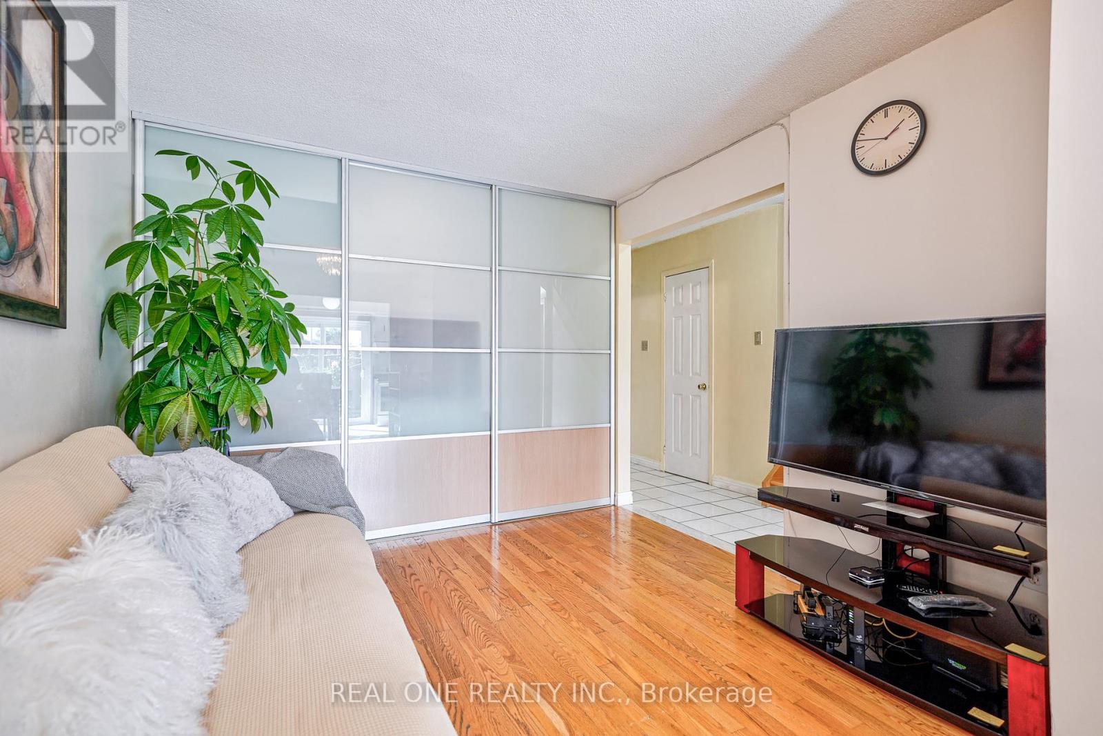 Property at 61 MABLEY CRESCENT image 4