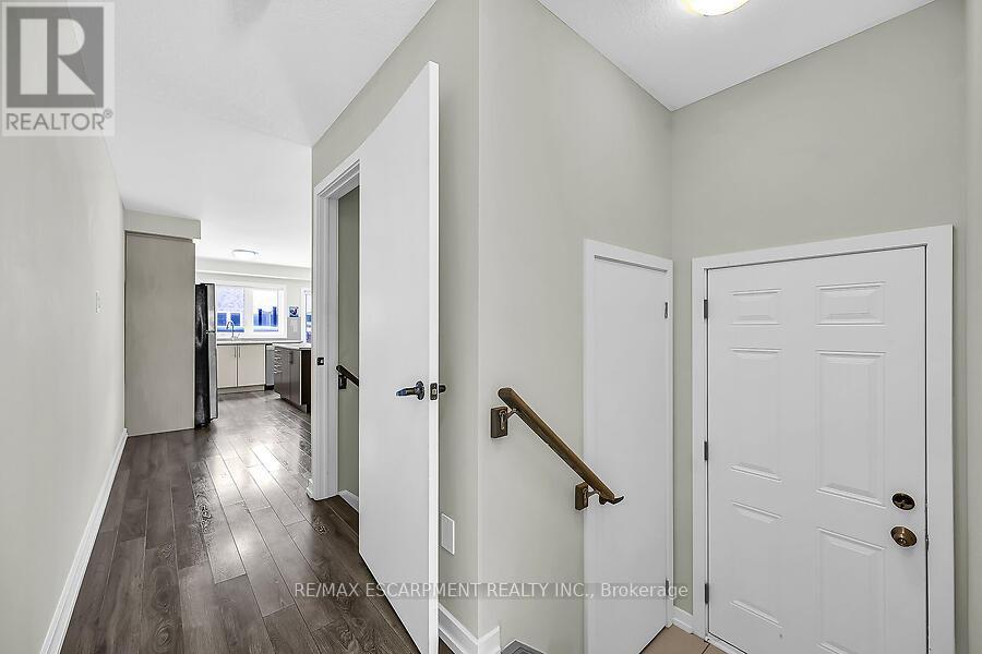 457 Queen Mary Drive, Brampton, Ontario  L7A 4L2 - Photo 8 - W12008402