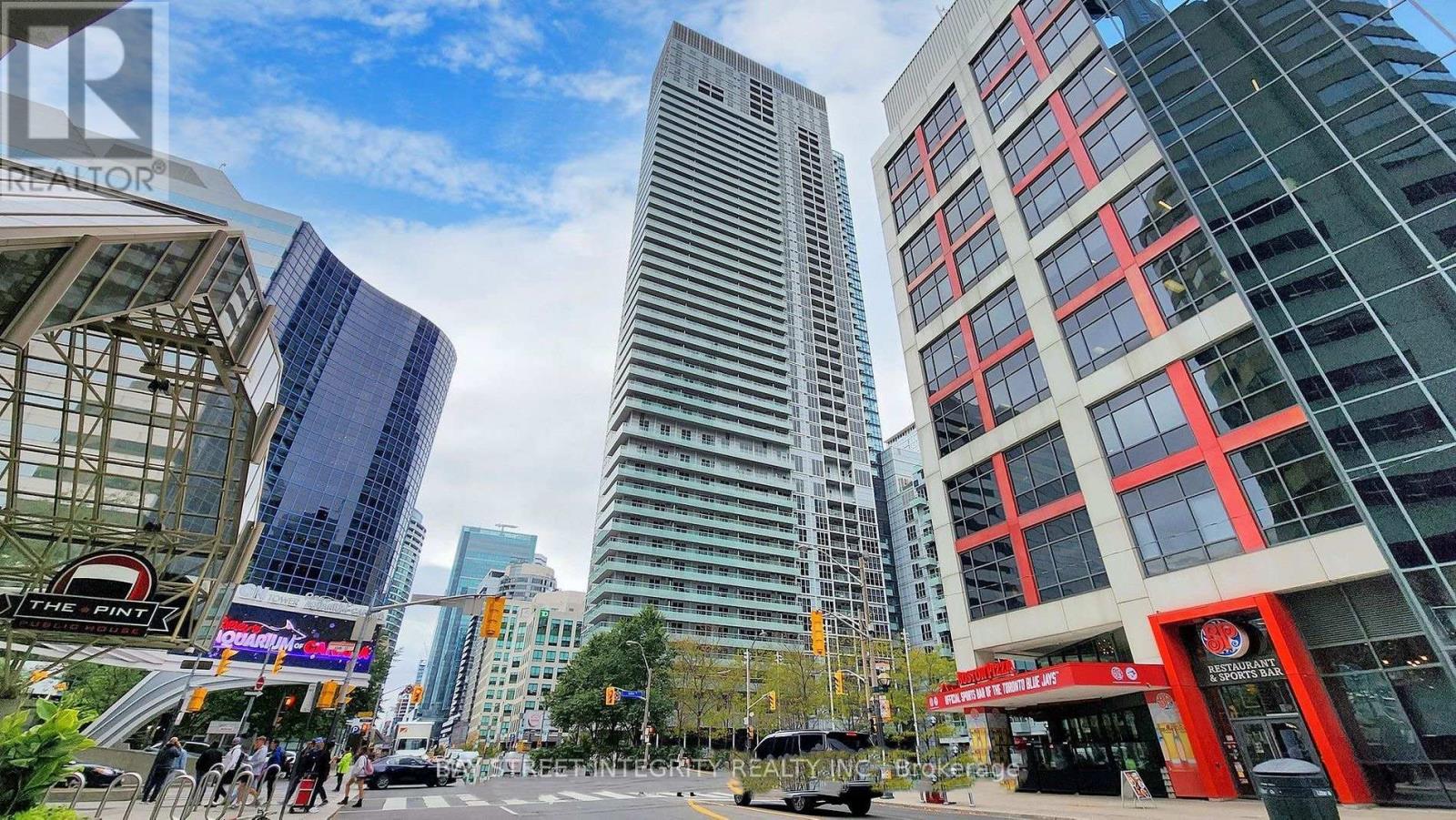 <div class="slider-price">$688,000</div><p>914 - 300 Front Street W, Toronto, Ontario</p>