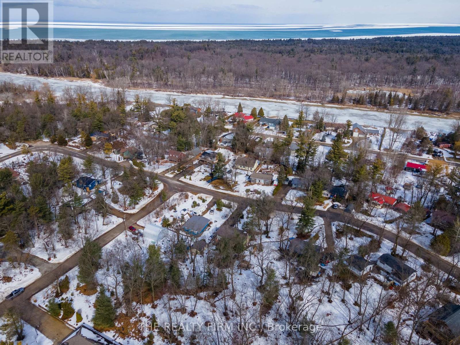 10048 Urlin Crescent, Lambton Shores (Port Franks), Ontario  N0M 2L0 - Photo 6 - X12008529