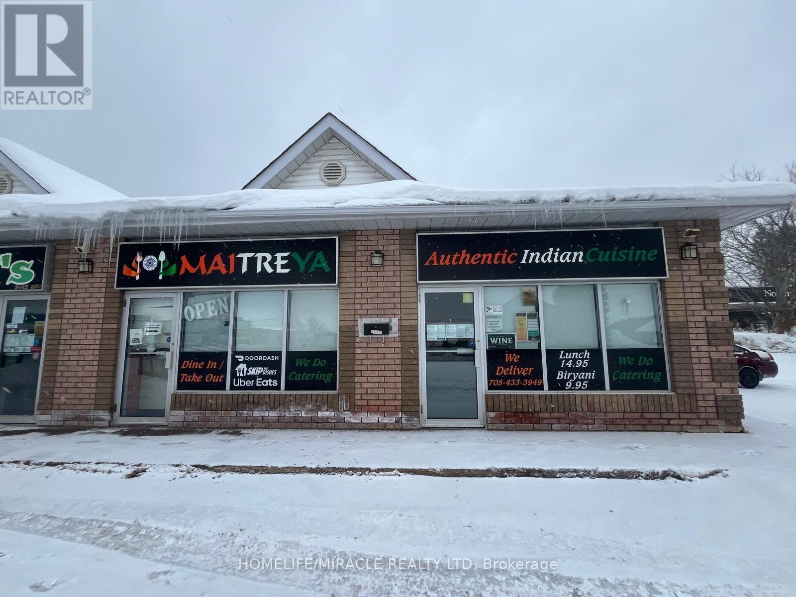 854 Yonge Street, Midland, Ontario  L4R 2E7 - Photo 2 - S12008751
