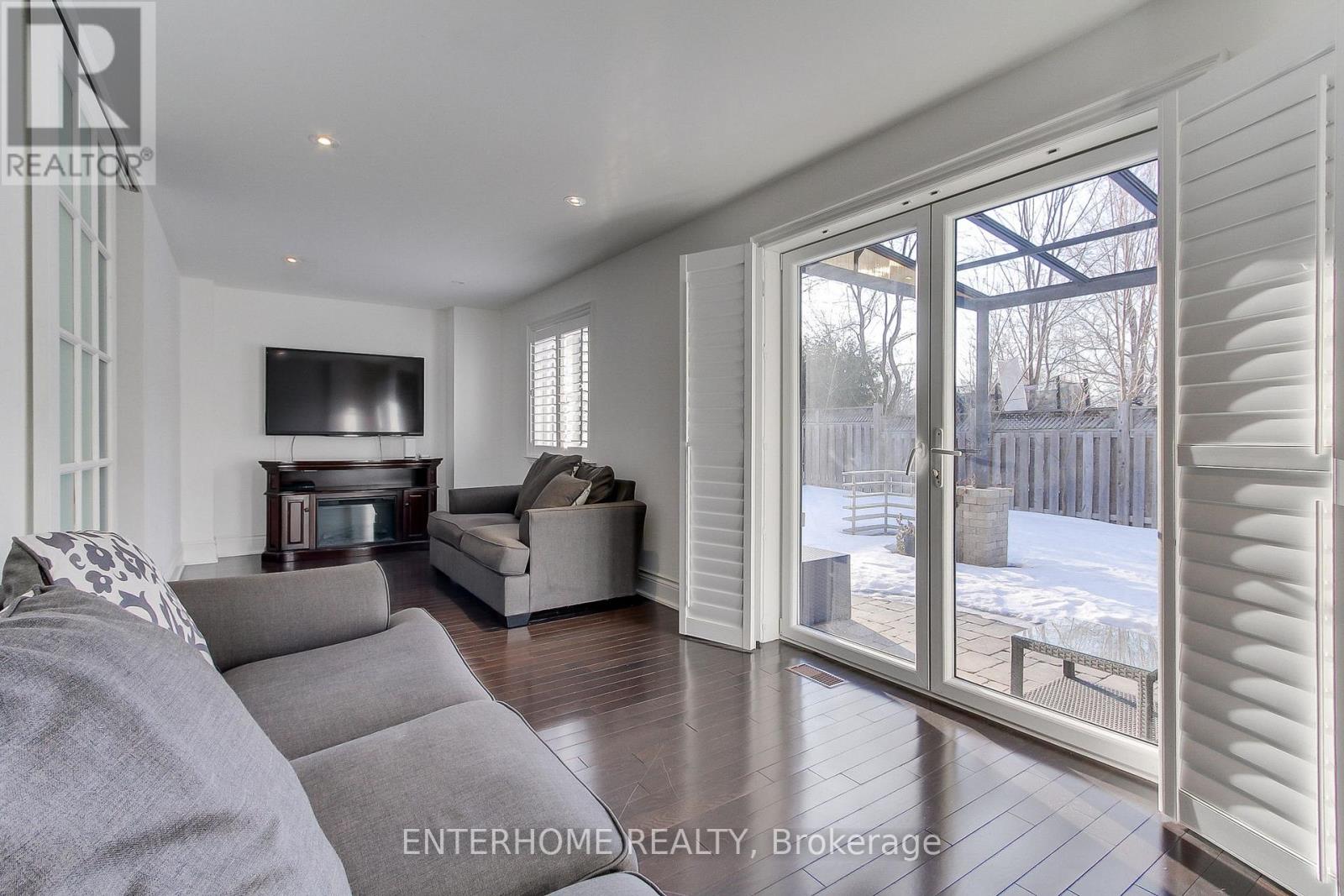 58 Firwood Crescent, Toronto, Ontario  M9B 5J2 - Photo 12 - W12008770