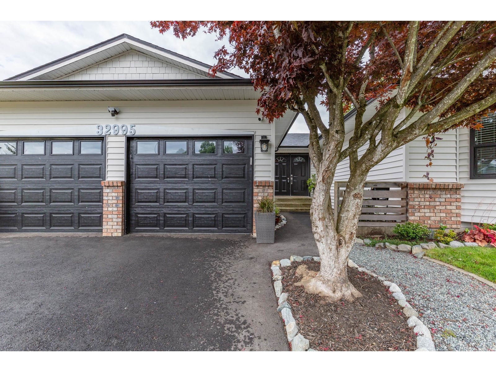 Property at 32995 WHIDDEN AVENUE image 3