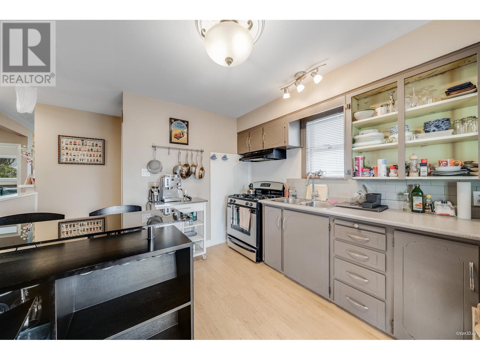 Listing Picture 14 of 33 : 3046 E 6TH AVENUE, Vancouver / 溫哥華 - 魯藝地產 Yvonne Lu Group - MLS Medallion Club Member