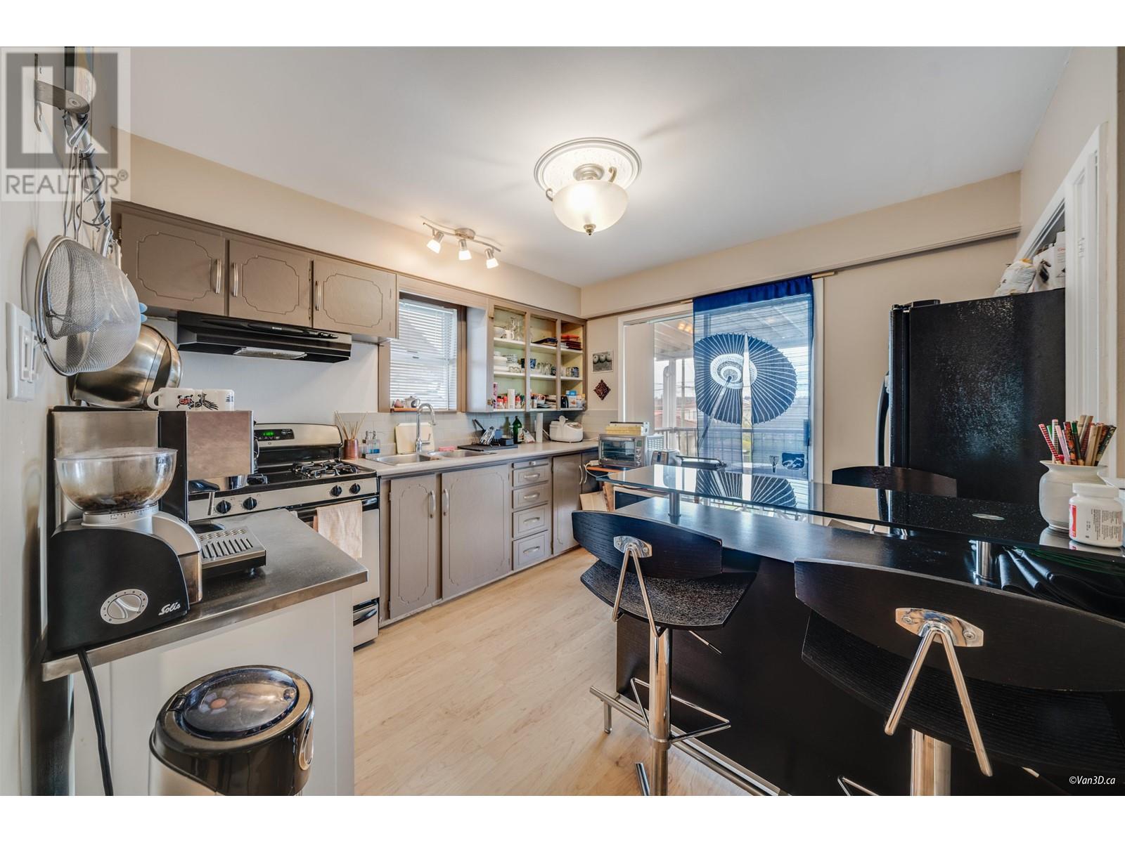 Listing Picture 12 of 33 : 3046 E 6TH AVENUE, Vancouver / 溫哥華 - 魯藝地產 Yvonne Lu Group - MLS Medallion Club Member