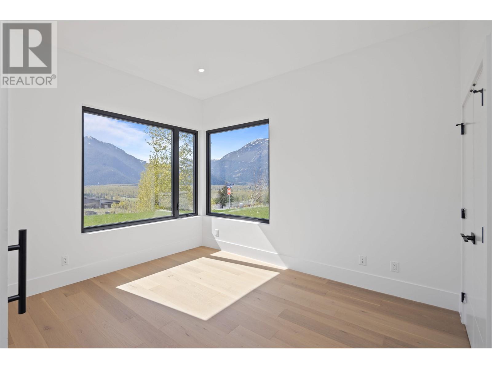 1608 Sisqa Peak Drive, Pemberton, British Columbia  V0N 2L1 - Photo 10 - R2960032