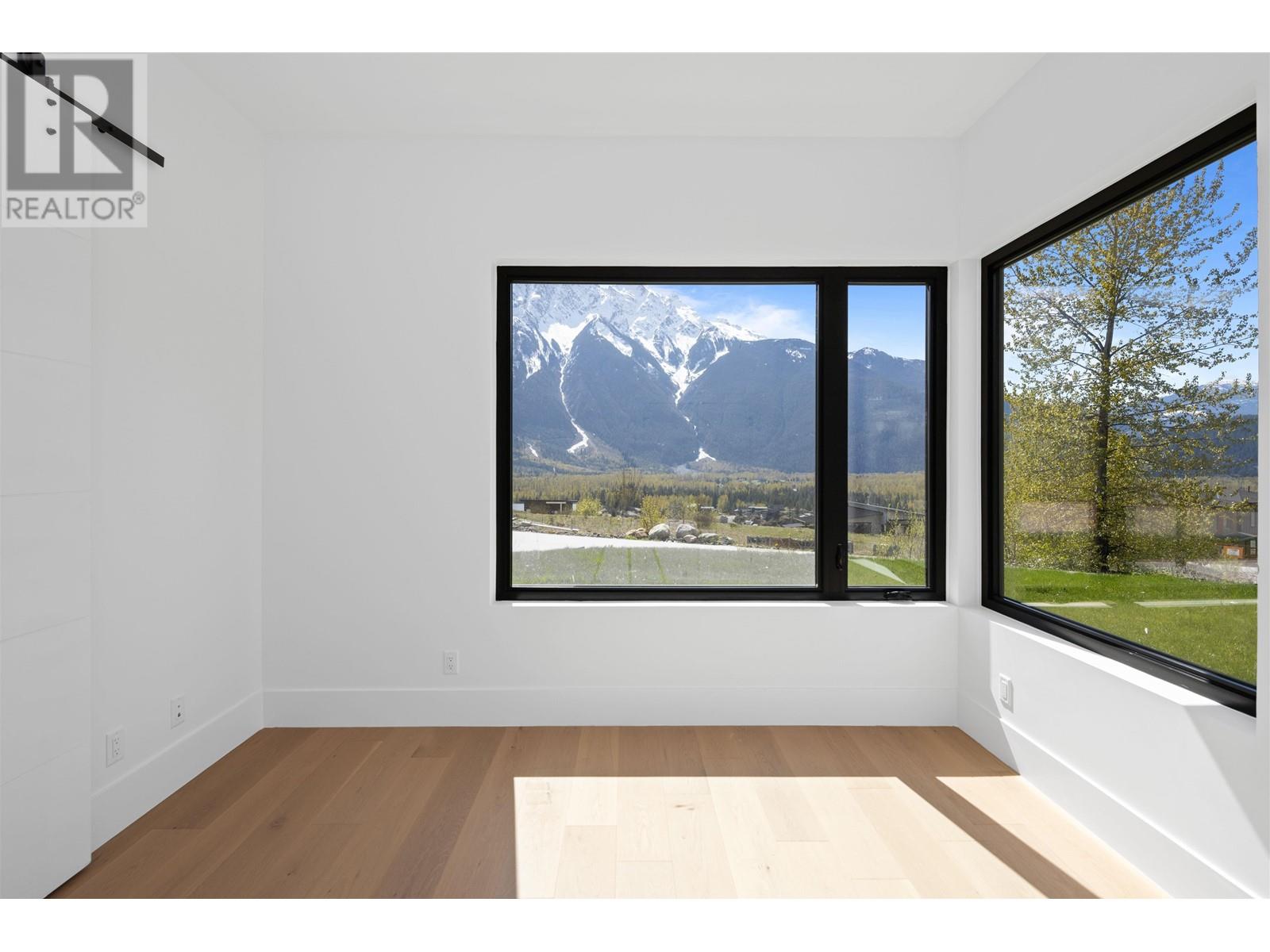 1608 Sisqa Peak Drive, Pemberton, British Columbia  V0N 2L1 - Photo 11 - R2960032