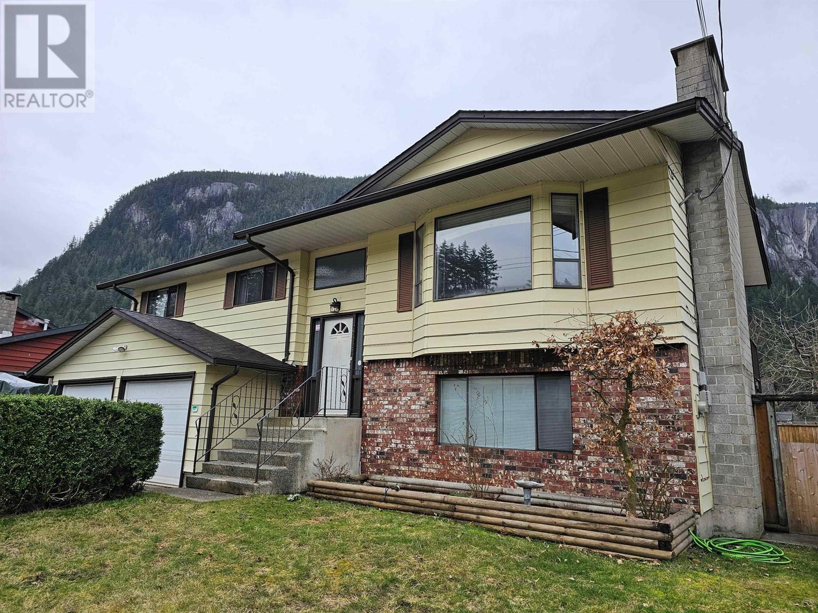 38336 Westway Avenue, Squamish, British Columbia  V8B 0W6 - Photo 2 - R2975300