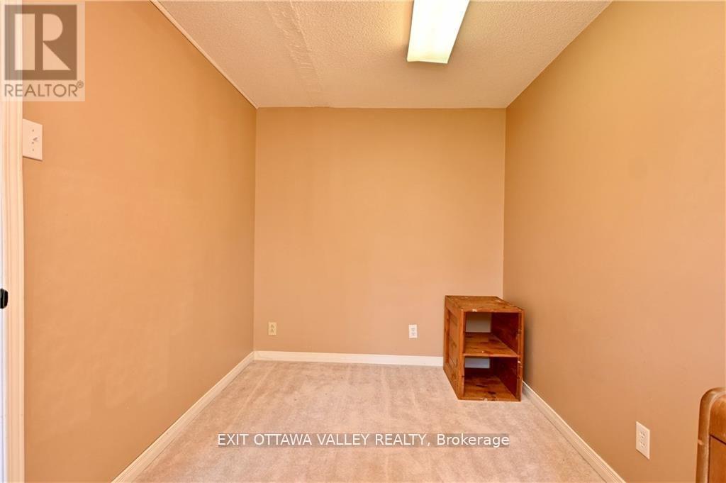 27 Meadow Street, Whitewater Region, Ontario  K0J 1K0 - Photo 13 - X12009353