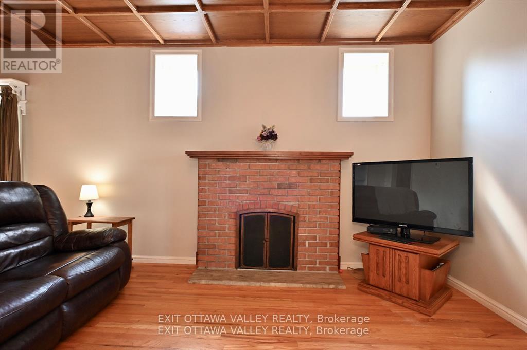 27 Meadow Street, Whitewater Region, Ontario  K0J 1K0 - Photo 4 - X12009353