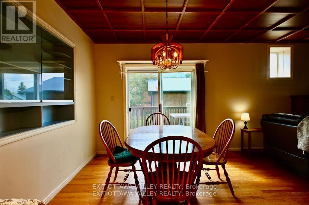 27 Meadow Street, Whitewater Region, Ontario  K0J 1K0 - Photo 6 - X12009353