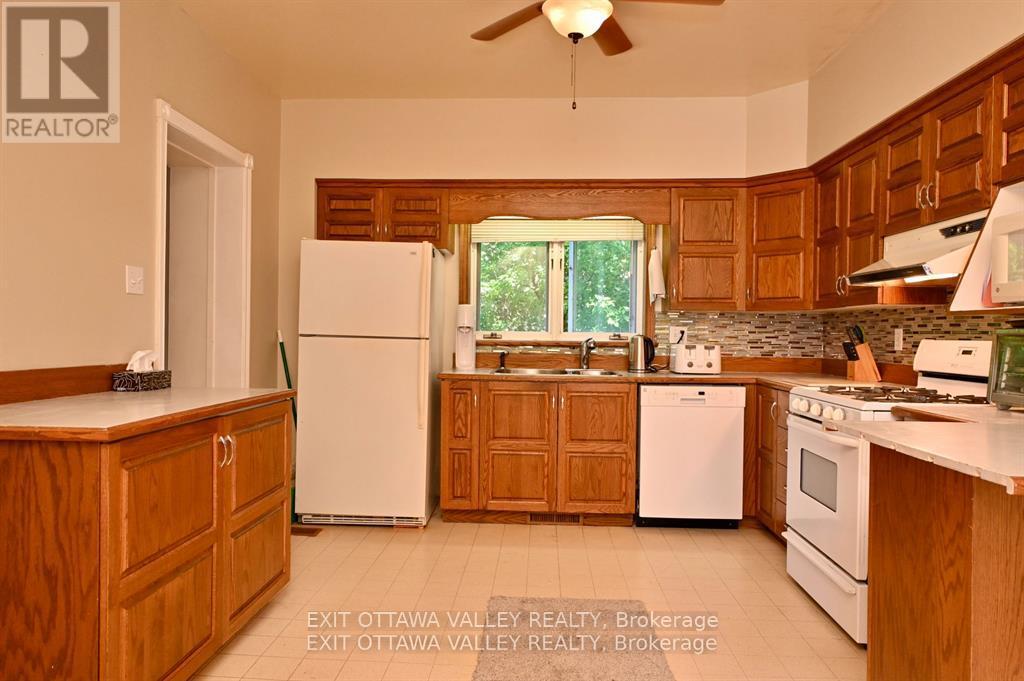 27 Meadow Street, Whitewater Region, Ontario  K0J 1K0 - Photo 7 - X12009353