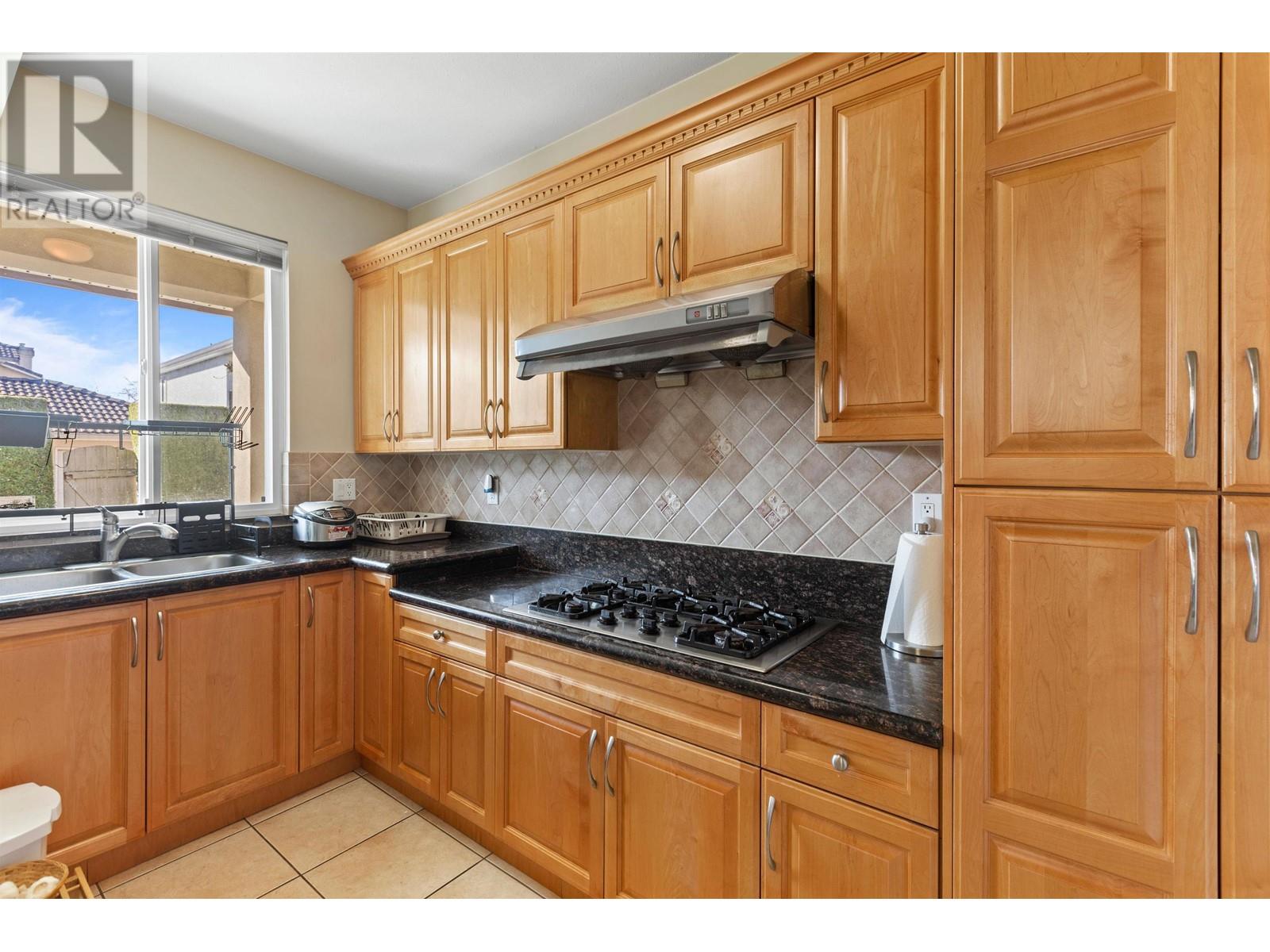 Listing Picture 15 of 31 : 7560 BROADMOOR BOULEVARD, Richmond / 烈治文 - 魯藝地產 Yvonne Lu Group - MLS Medallion Club Member