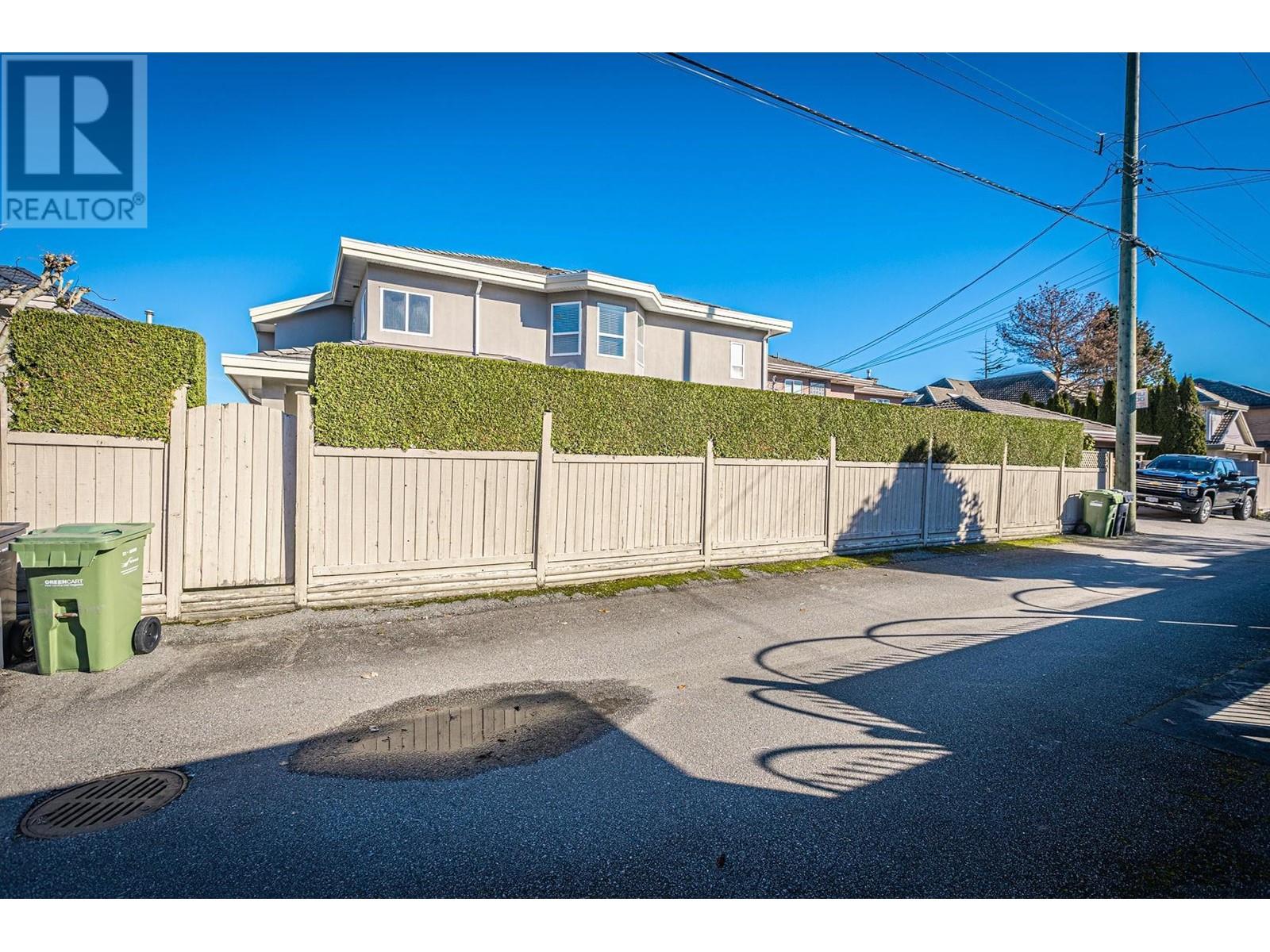 Listing Picture 2 of 31 : 7560 BROADMOOR BOULEVARD, Richmond / 烈治文 - 魯藝地產 Yvonne Lu Group - MLS Medallion Club Member