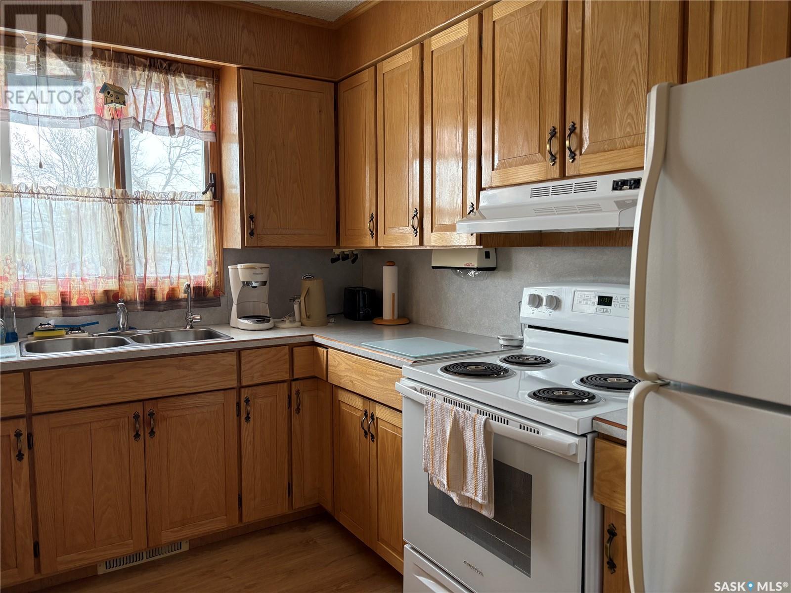 304 3rd Street N, Cabri, Saskatchewan S0N 0J0 - Photo 6 - SK998440