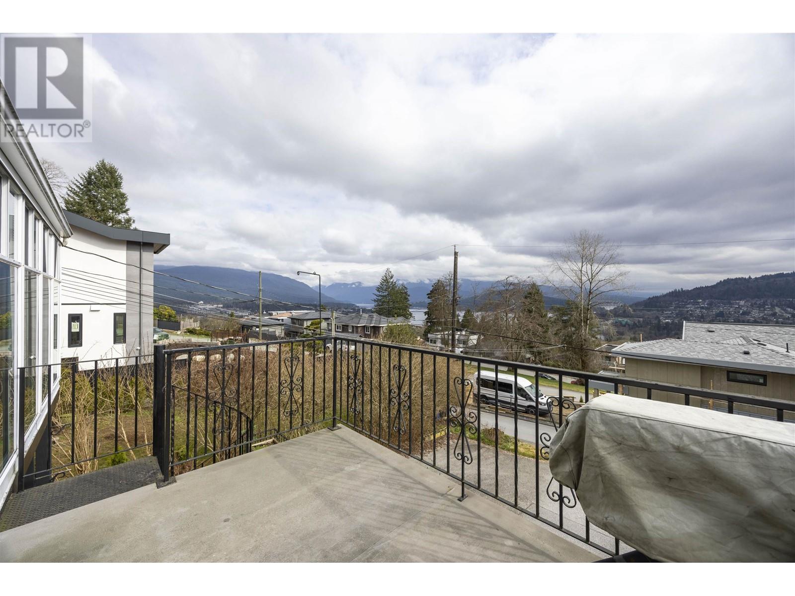 Property at 128 N HOLDOM AVENUE image 3