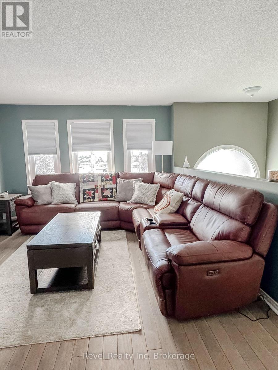 Property at 99 SHERRYL CRESCENT image 5