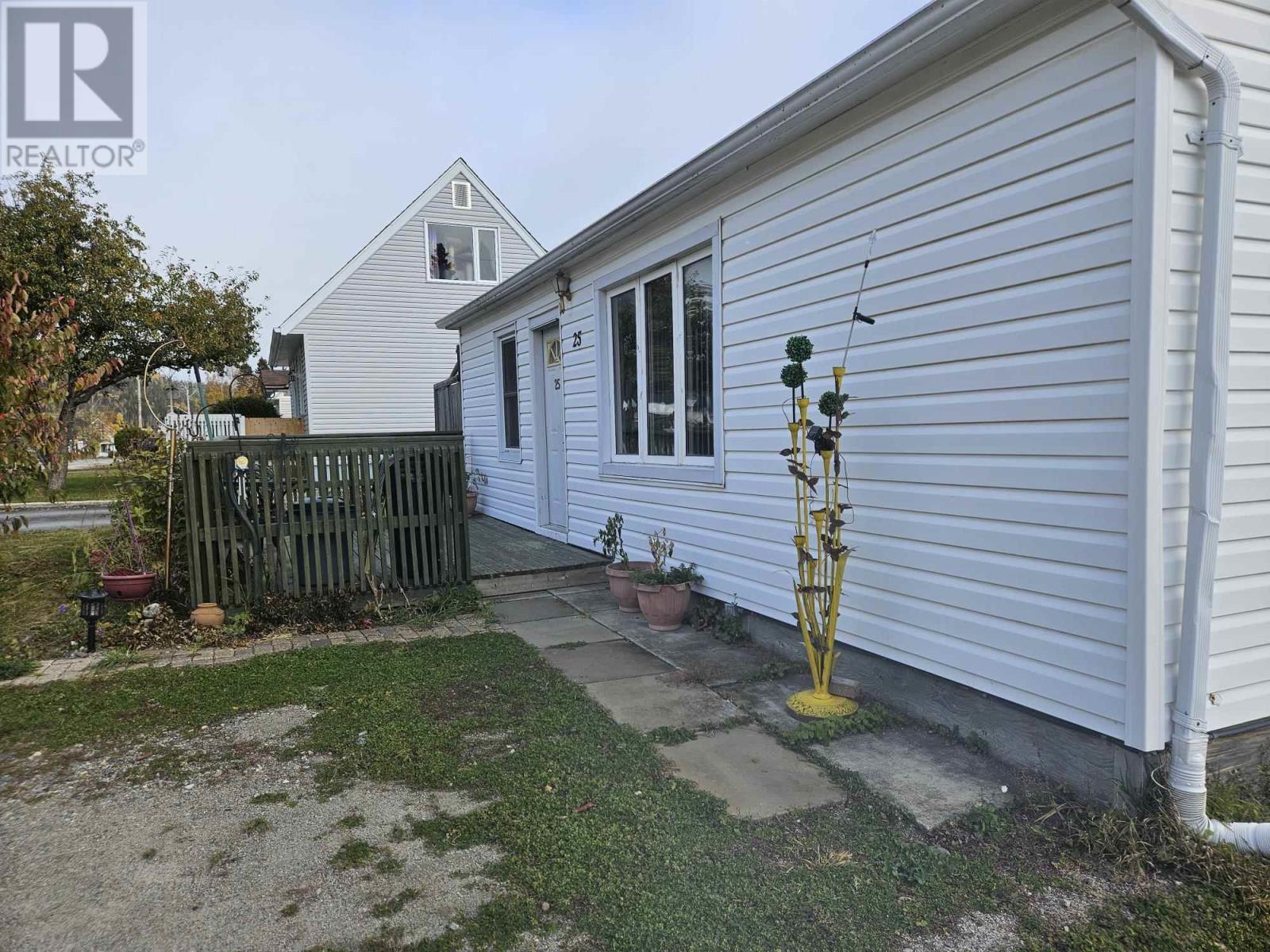 25 Adjala Ave, Manitouwadge, Ontario  P0T 2C0 - Photo 3 - TB243413