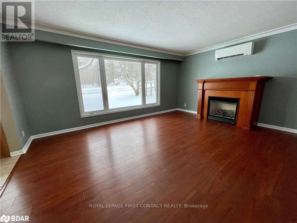 Upper - 1043 Penetanguishene Road, Oro-Medonte, Ontario  L4M 4Y8 - Photo 2 - S12009878